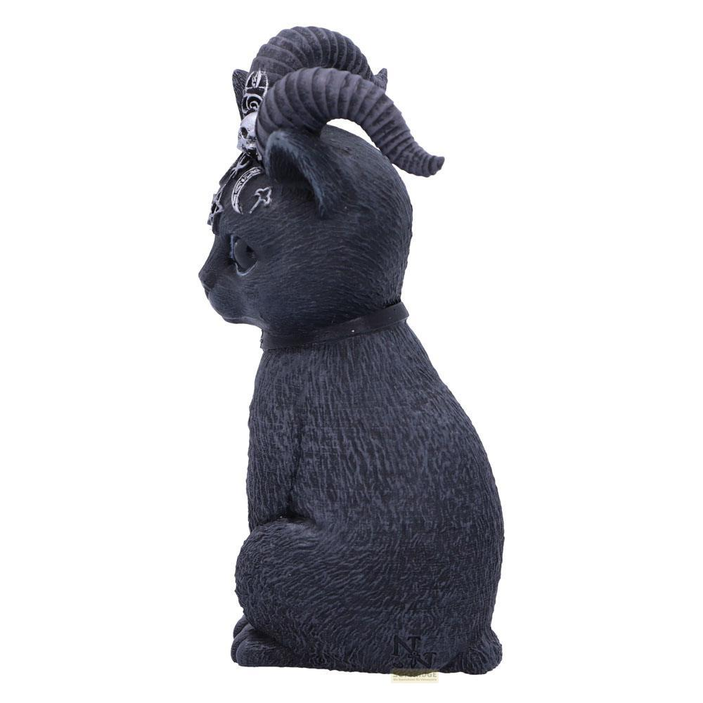 Eine schwarze Katzenfigur mit Widderhörnern und okkulten Symbolen sitzt nach links blickend.