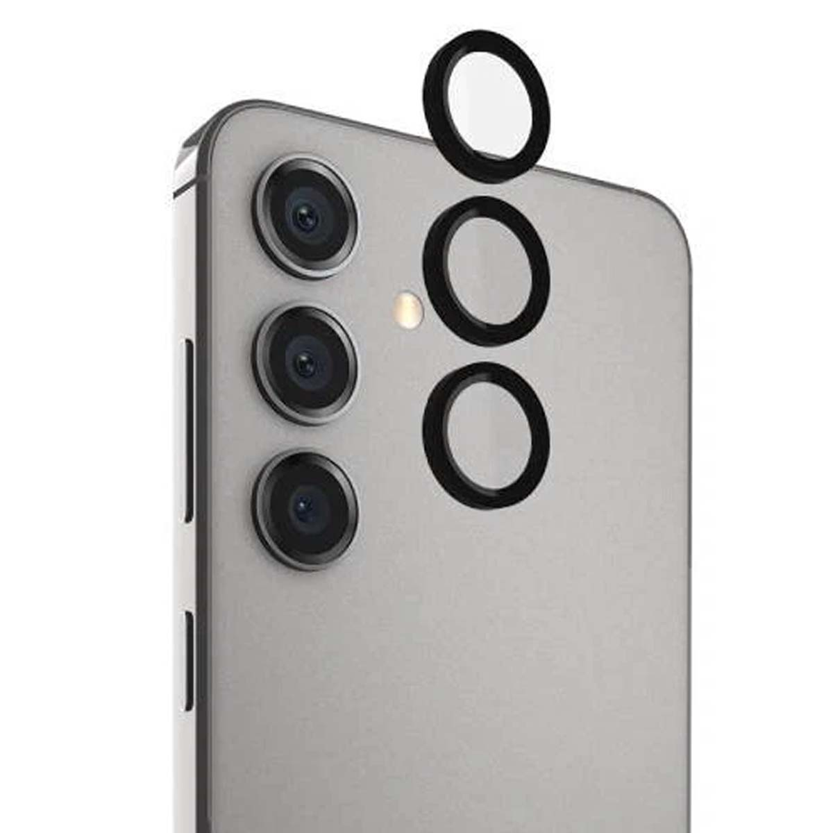 Primo piano del retro di uno smartphone con tre obiettivi e tre anelli protettivi separati.