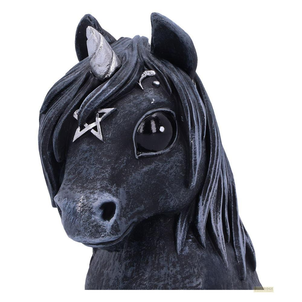 Ein schwarzes Einhorn-Statuen-Porträt mit silbernem Horn und Sternenverzierungen.