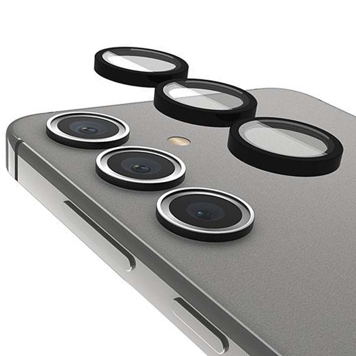 Quattro protezioni per lenti di fotocamera giacciono su uno smartphone grigio.