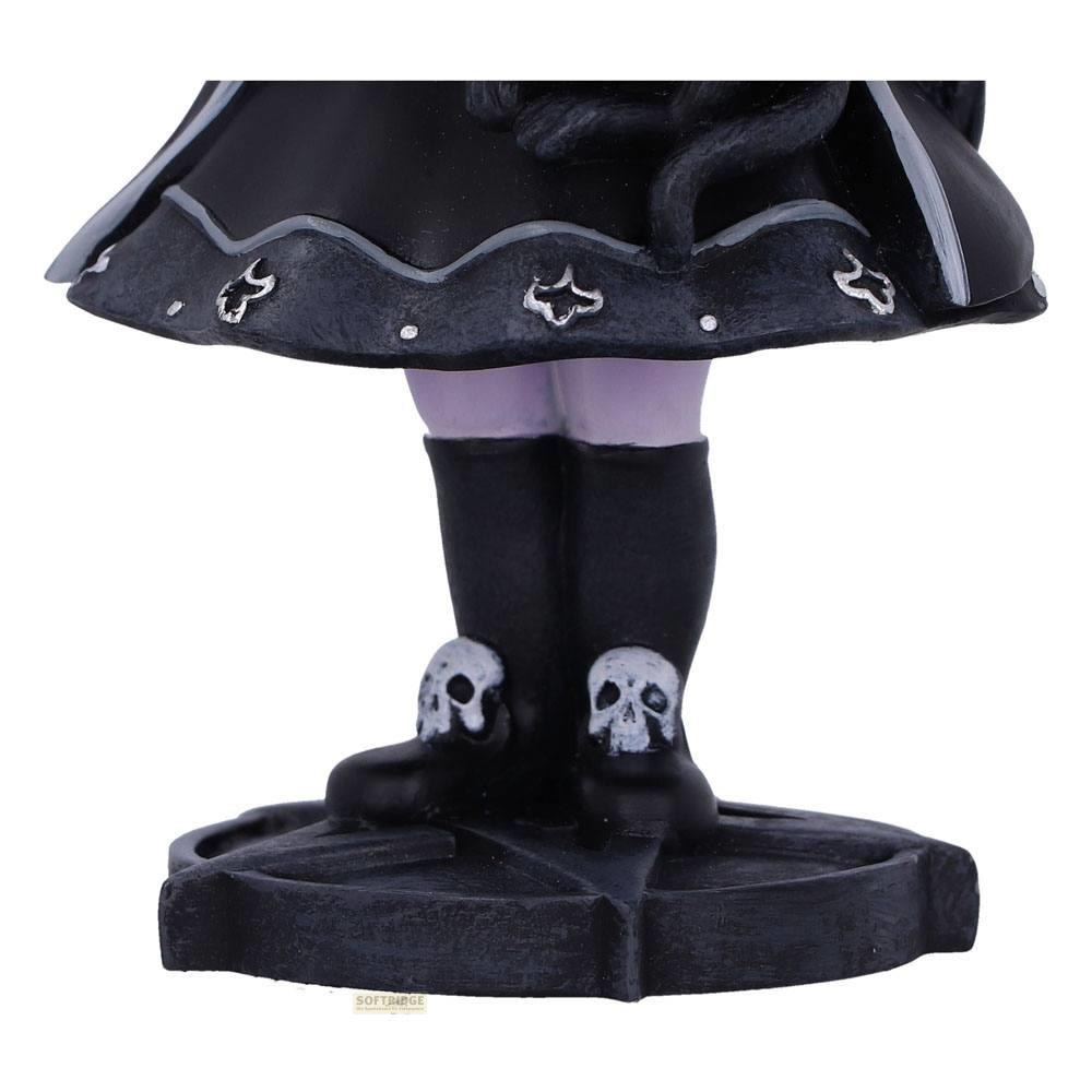 Figur mit schwarzem Rock, Stiefeln und Totenkopf-Details auf einem Sockel.