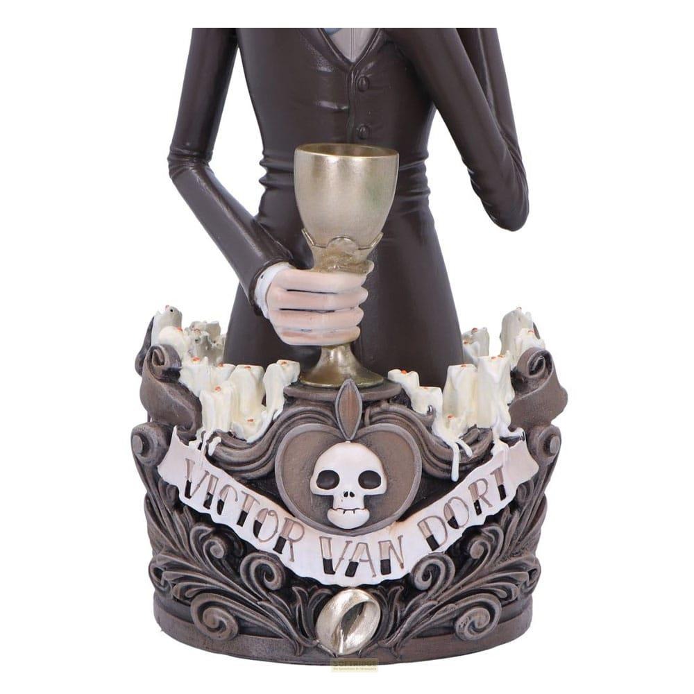 Eine Figur hält einen Kelch, mit Totenkopf und Kerzen auf einem Sockel.