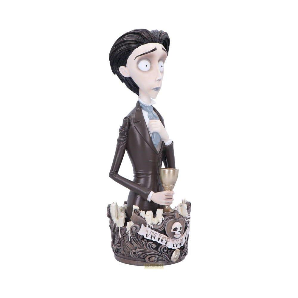 Eine Figur mit dunklem Haar, braunem Anzug und einer Tasse in der Hand.
