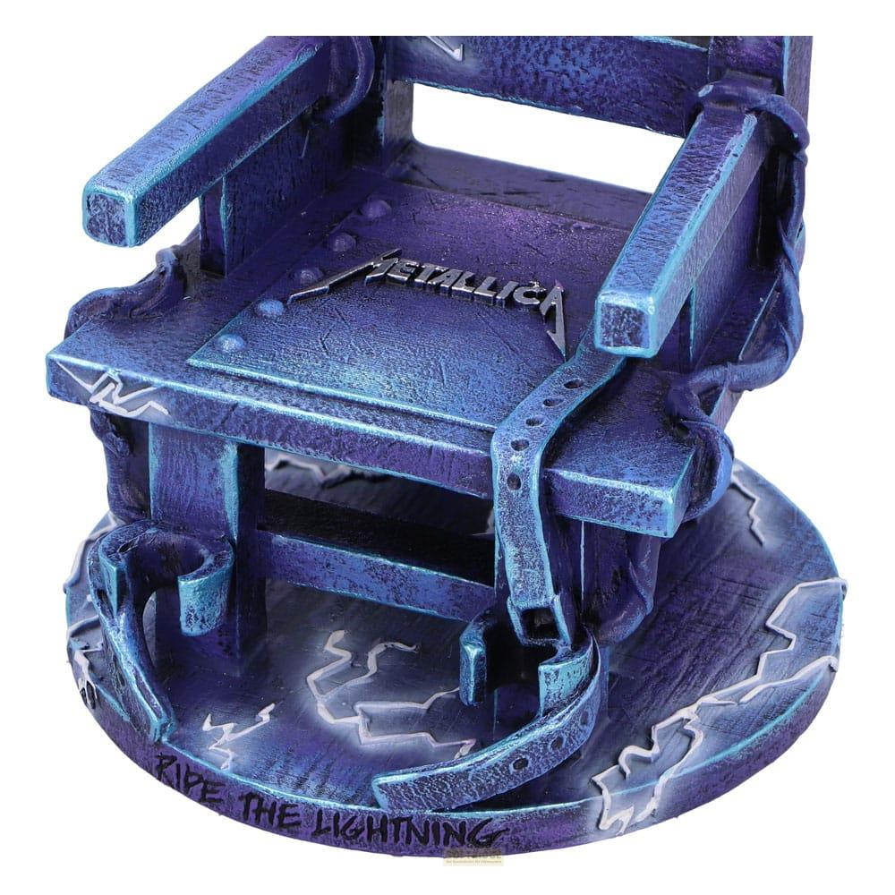 Ein blauer elektrischer Stuhl mit dem Metallica-Logo und Blitzdetails.