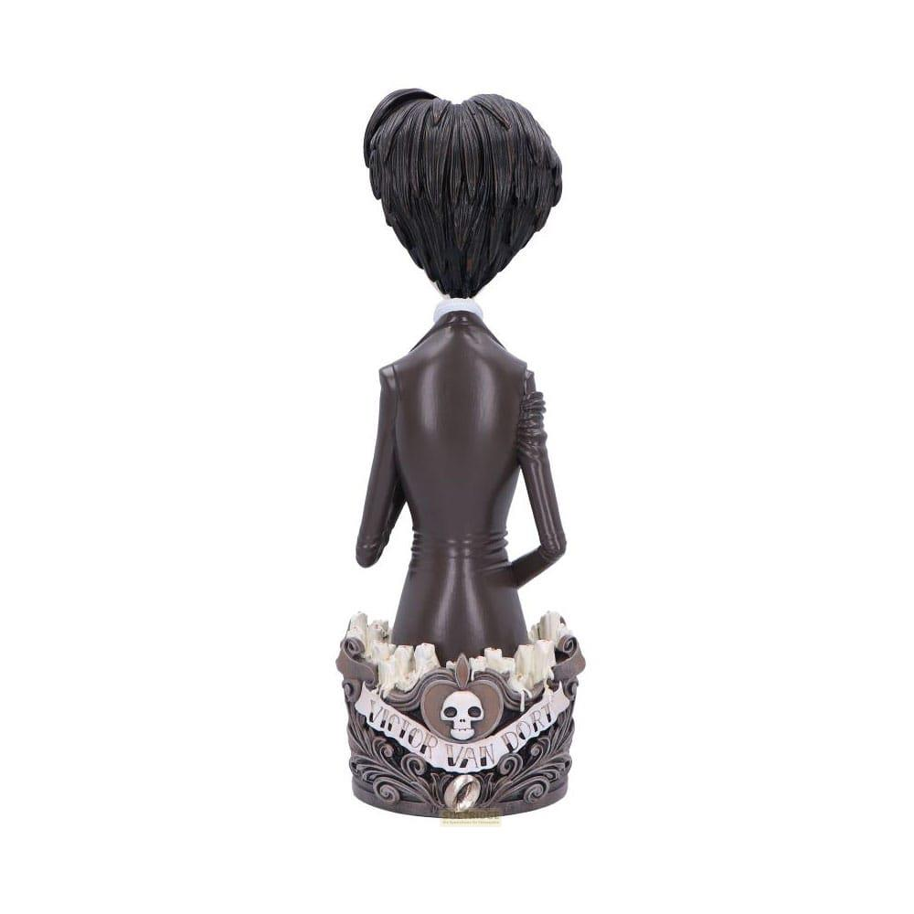 Rückansicht einer Figur mit dunklem Haar, braunem Anzug und Totenkopfdekor.
