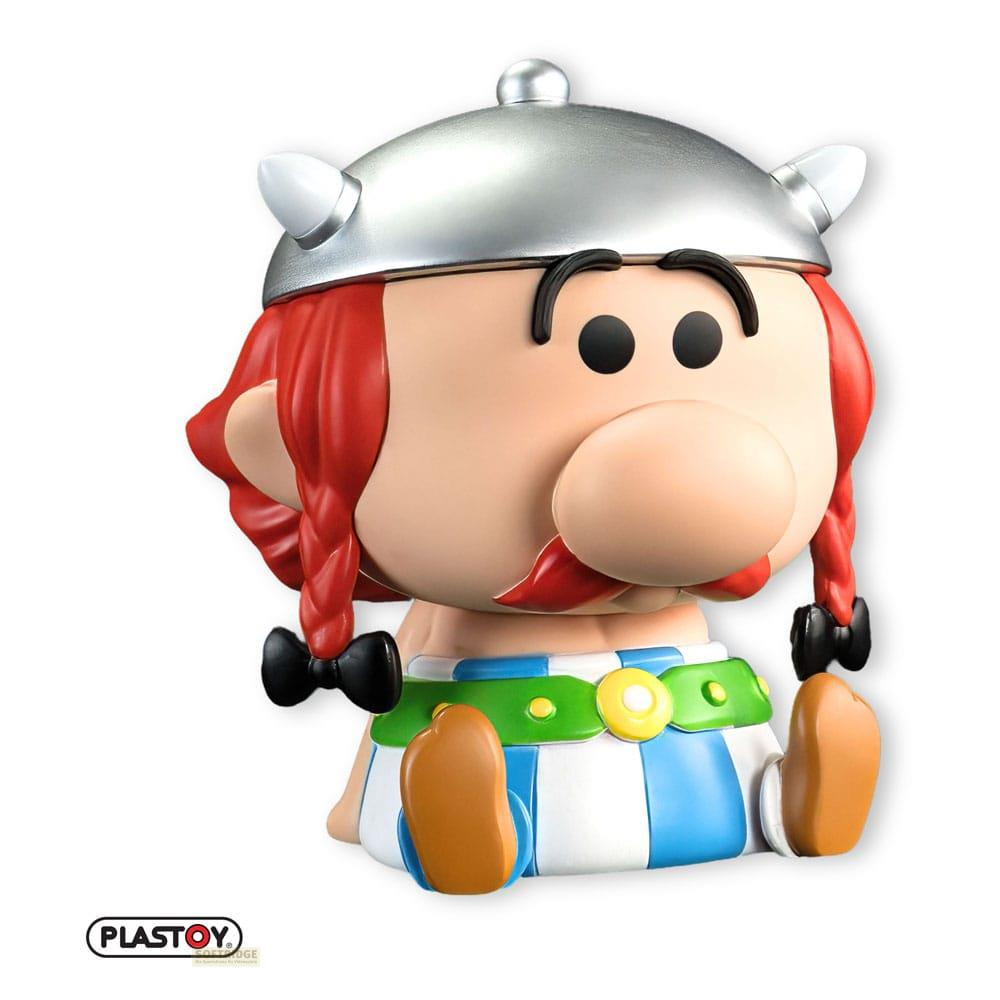 Eine Figur mit rotem Haar, Helm und blau-weißer Hose sitzt.