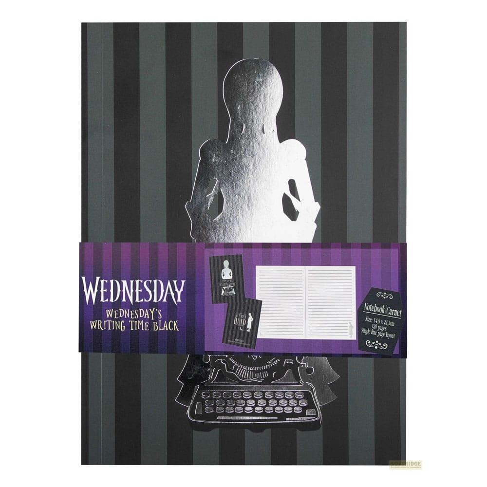 Ein Notizbuch-Set mit einer silhouettierten Figur, einer Schreibmaschine und dem Namen Wednesday.