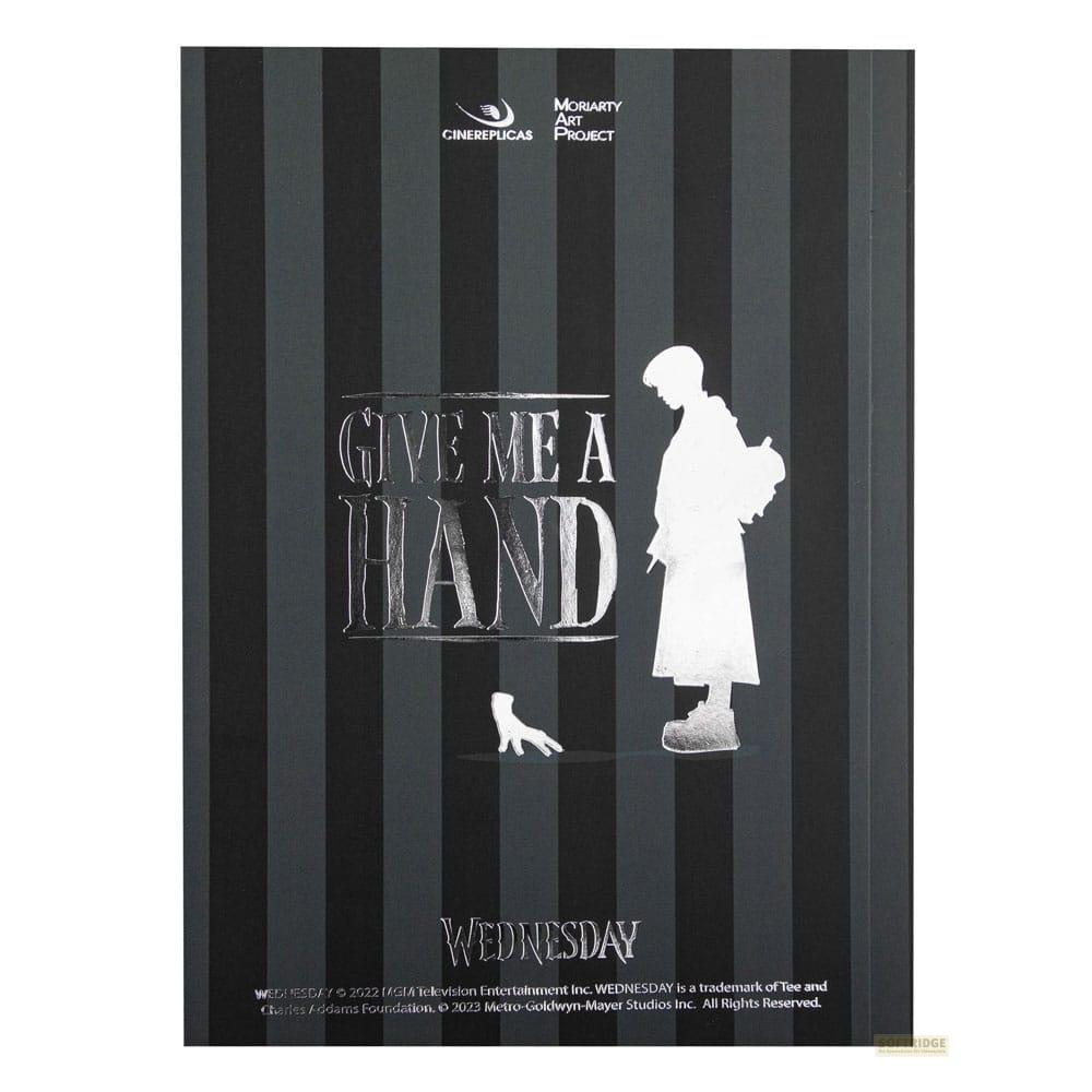 Silhouetten von Wednesday und einer Hand vor dunklem Hintergrund mit Streifen.