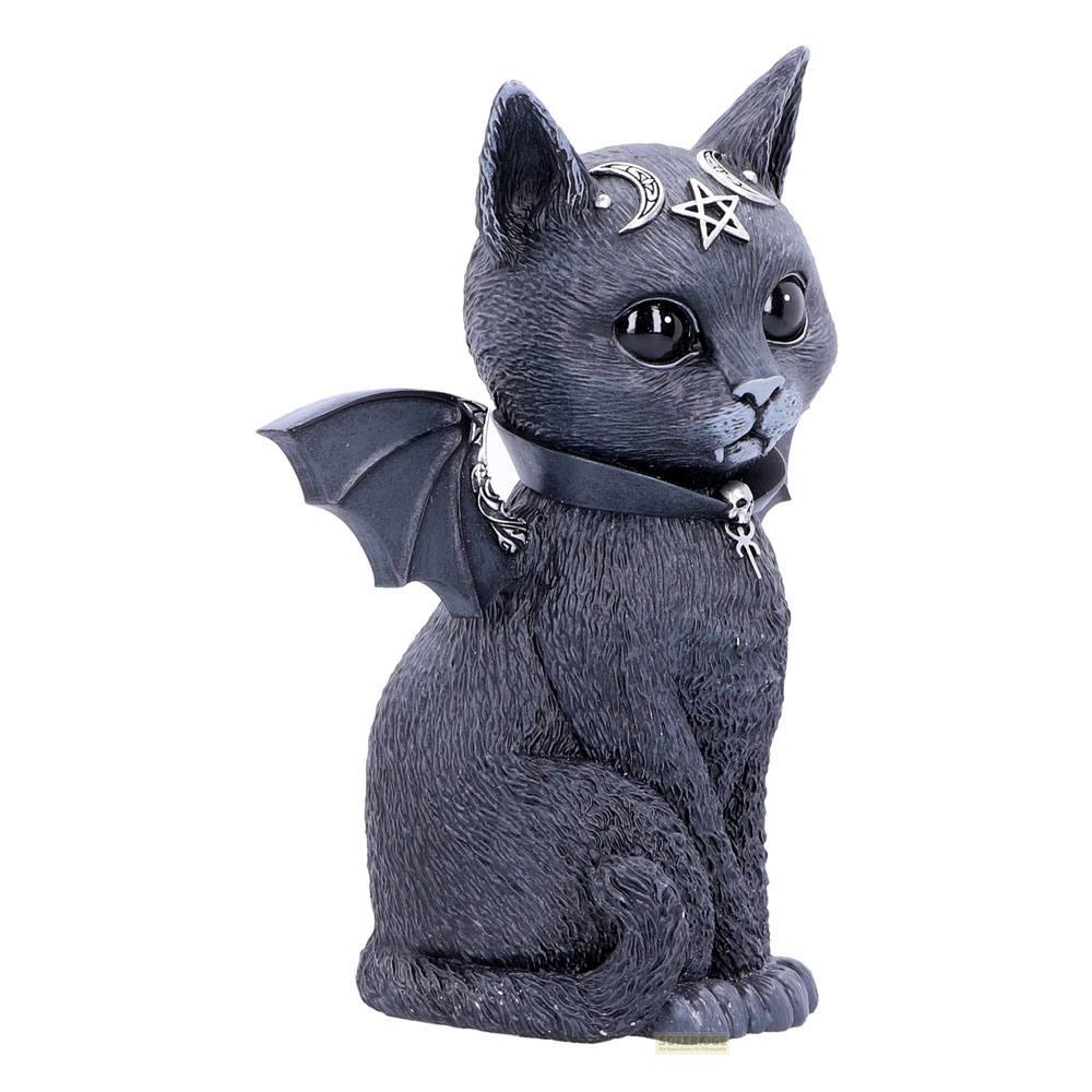 Eine schwarze Katze mit Fledermausflügeln, einem Pentagramm und einem Totenkopfanhänger.