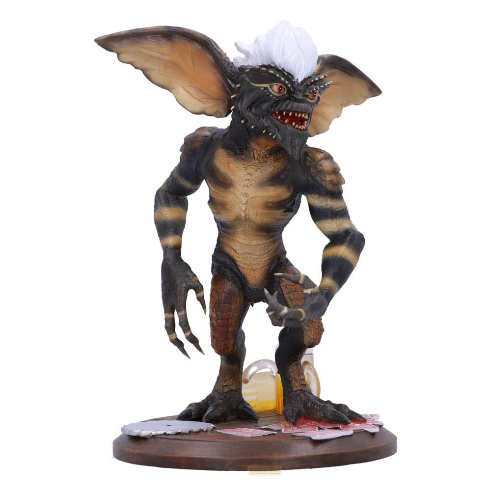 Ein gruseliges Wesen mit weißen Haaren und roten Augen steht auf Spielkarten.