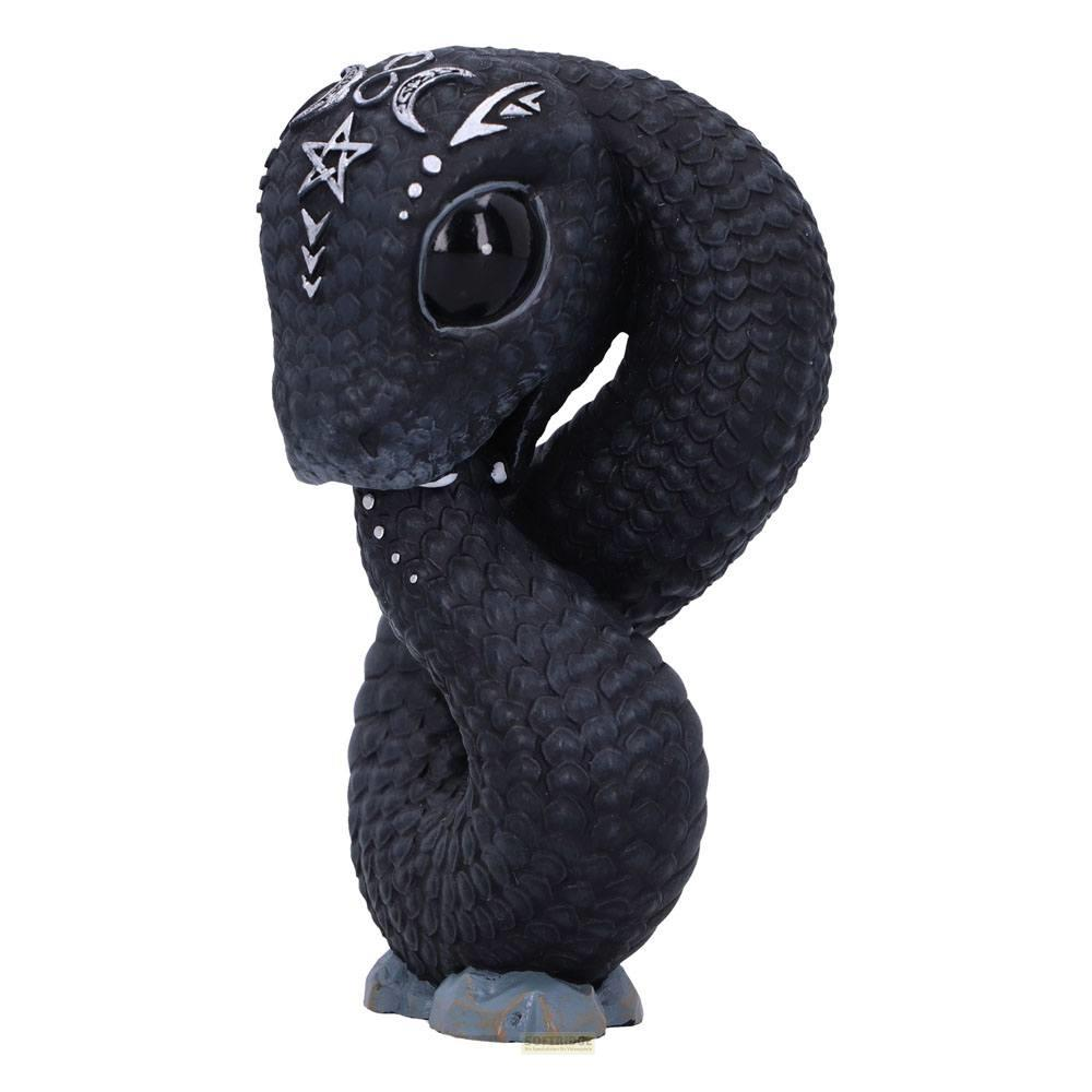 Schwarze Schlangenfigur mit weißen Symbolen auf dem Kopf, auf einem grauen Sockel.