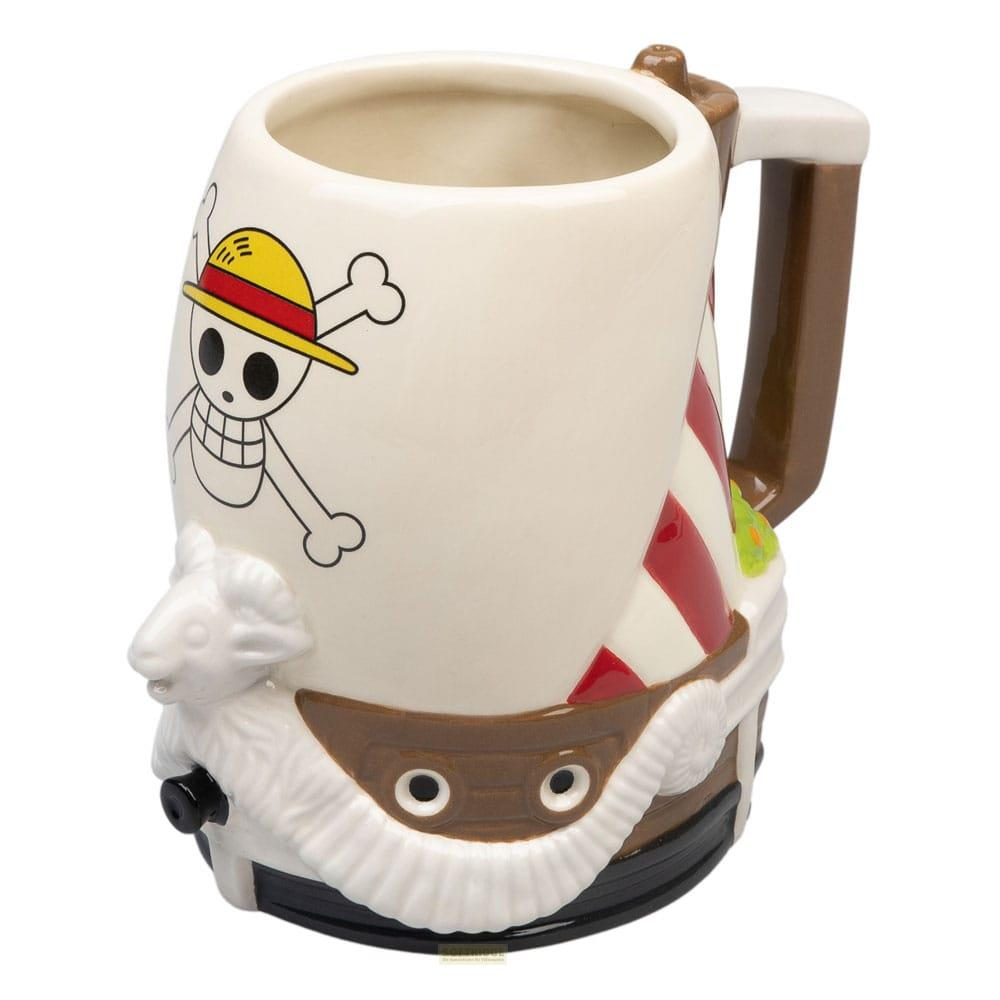 Eine weiße Tasse mit Jolly Roger und Schiffselementen im Piratenstil.