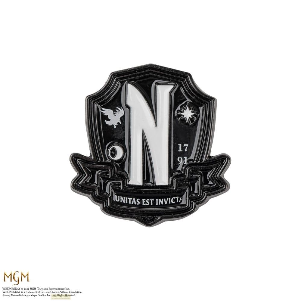 Un emblema plateado 'N' en un escudo negro que dice 'Unitas Est Invicta'.