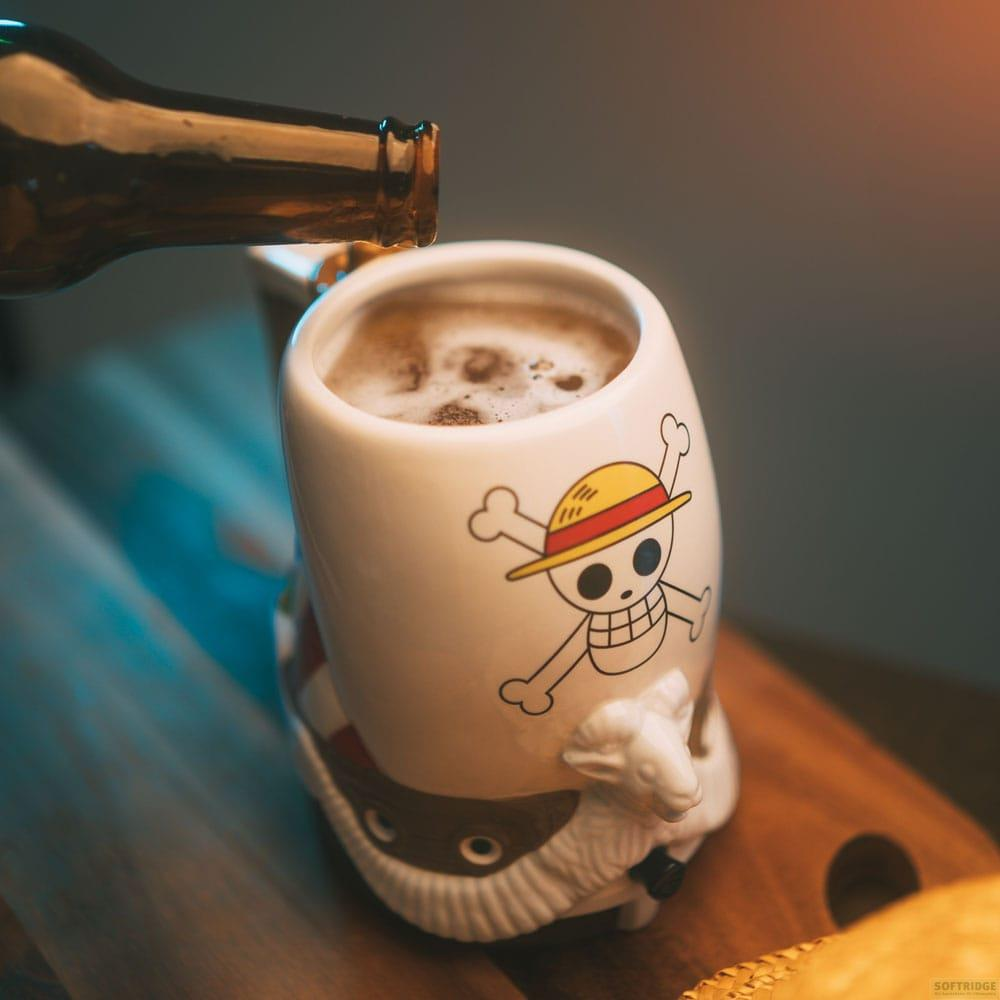 Bier wird in eine Tasse mit Jolly Roger Motiv gegossen.