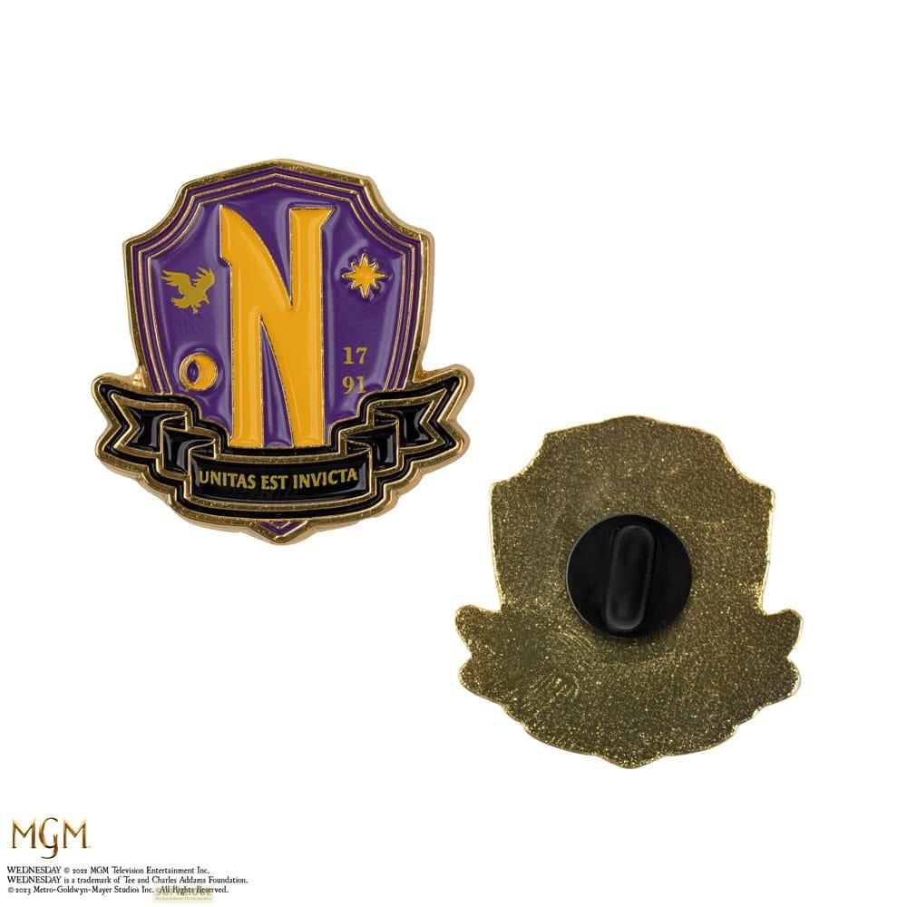 Un escudo morado con una N amarilla y el texto UNITAS EST INVICTA.