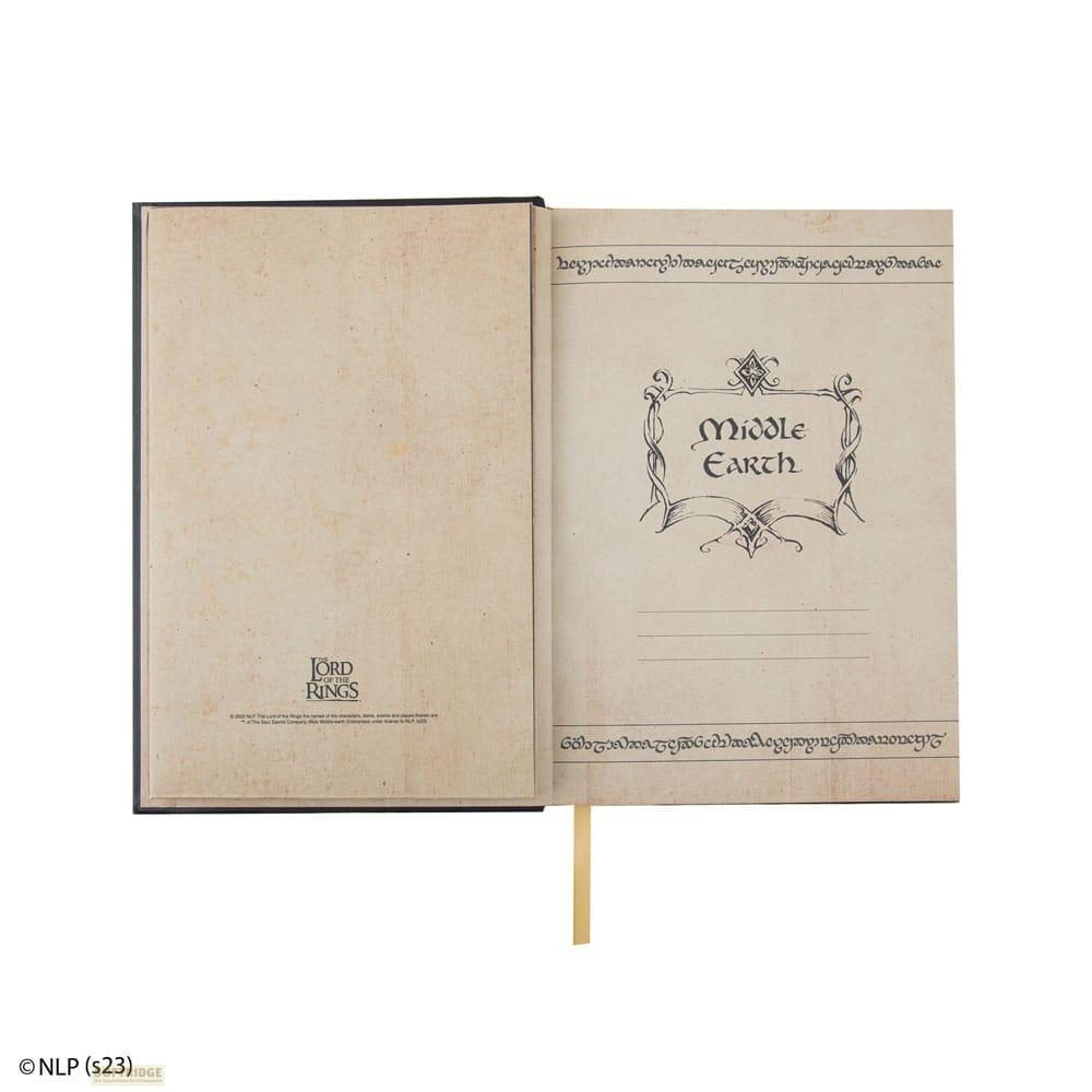 Ein aufgeschlagenes Notizbuch mit Lord of the Rings Logo und Mittelerde-Schriftzug.