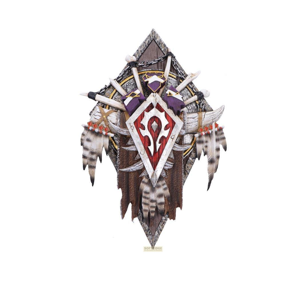 Ein Wappen mit Hörnern, Federn und einem roten Symbol auf weißem Hintergrund.