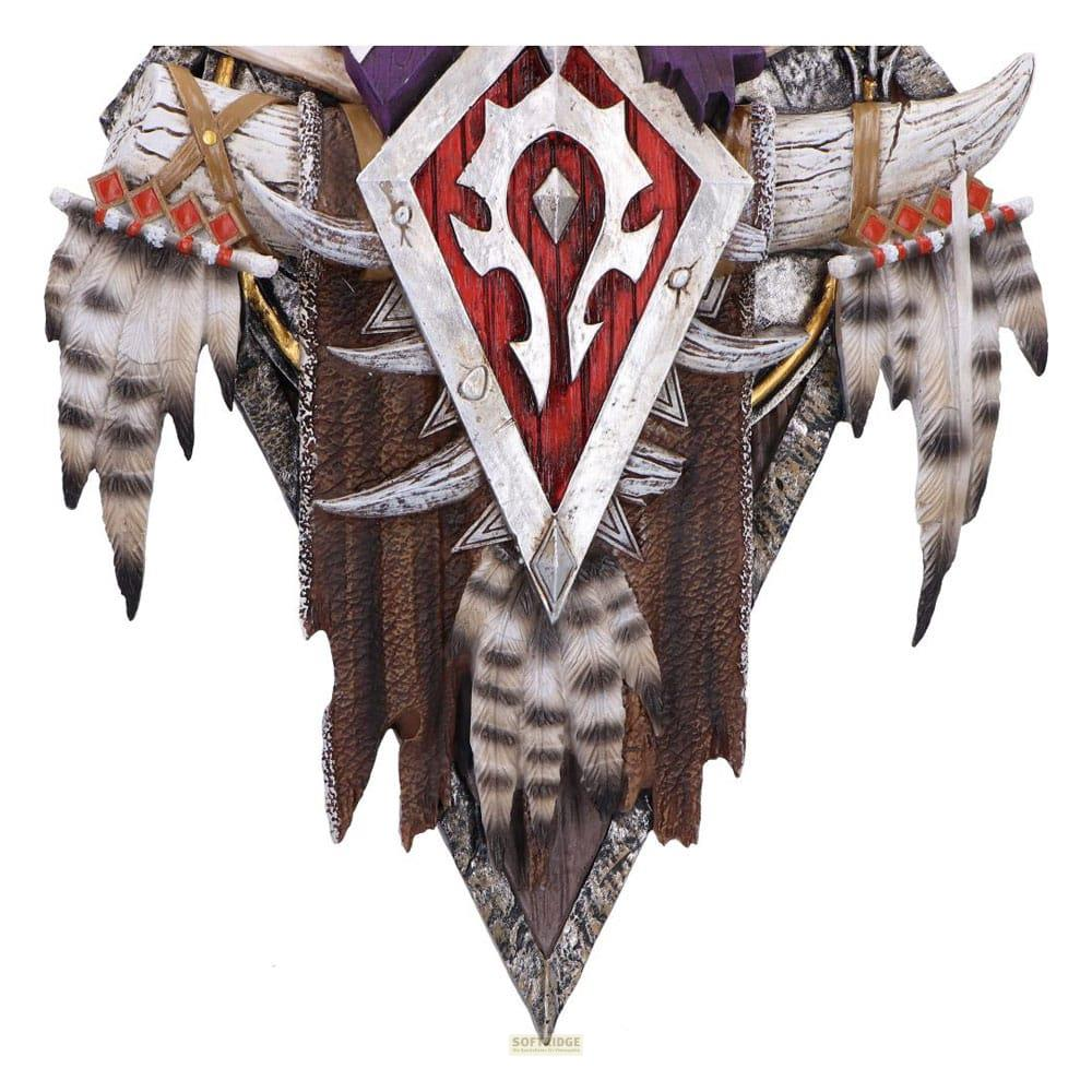Ein rotes und silbernes Wappen mit Federn, Hörnern und einem braunen Banner.