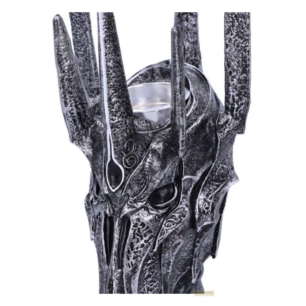 Ein detaillierter grauer Kerzenhalter im Totenkopfdesign mit Hörnern.