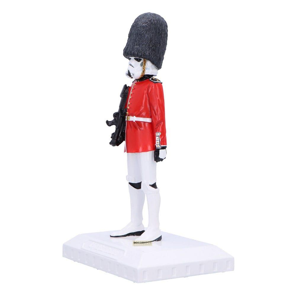 Figur eines Sturmtrupplers in roter Uniform mit Bärenfellmütze und Gewehr.