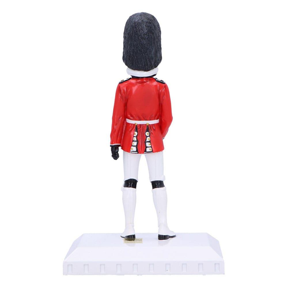 Figur eines Wachmanns in roter Uniform mit Bärenfellmütze.