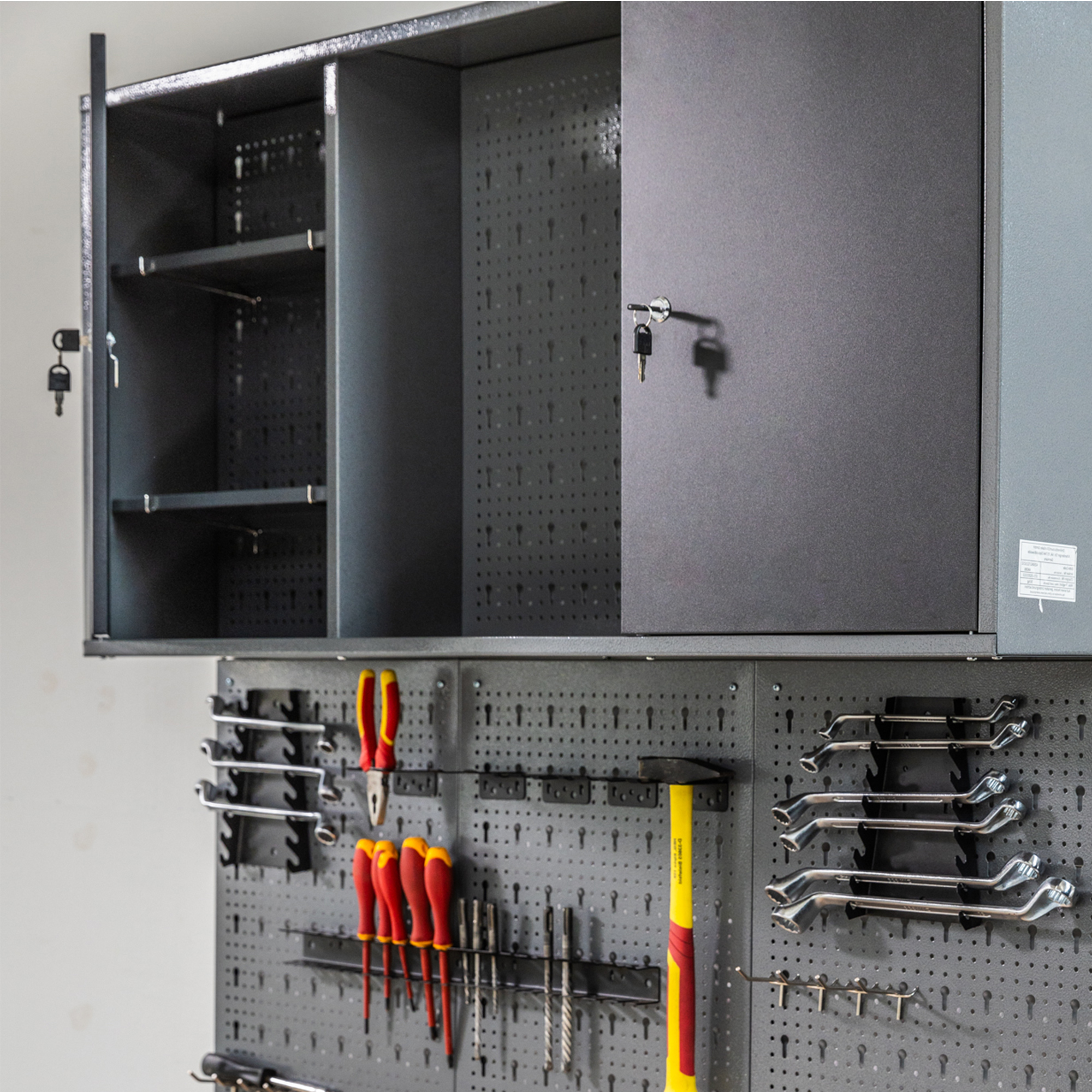 Werkzeugschrank mit Werkzeugen, Schlüsseln und Hämmern.