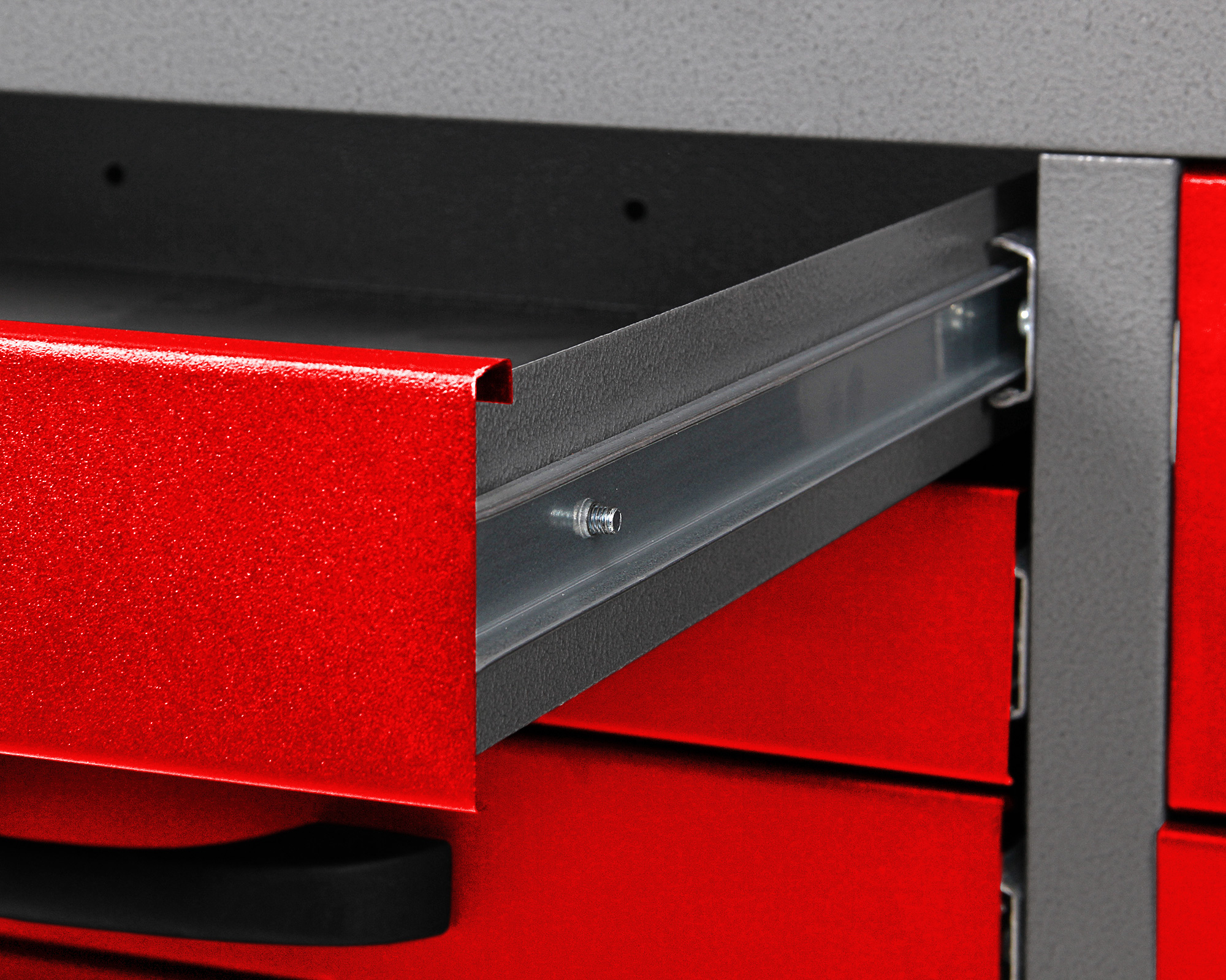 Ein roter Werkzeugschrank mit einer ausziehbaren Schublade.