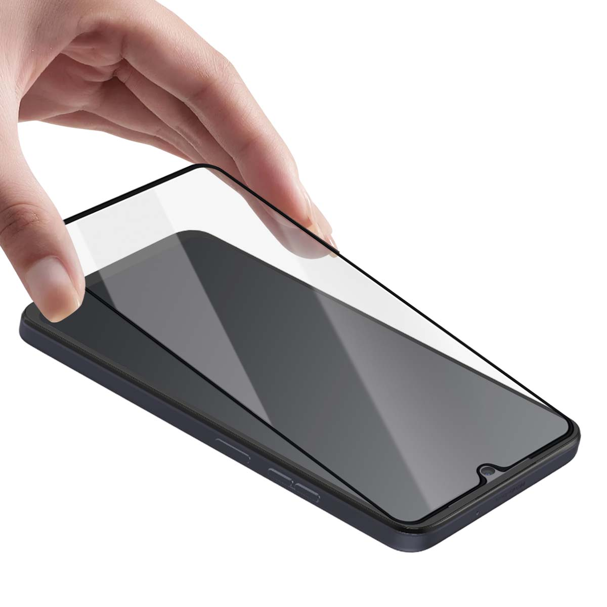 Une main place un protecteur d'écran sur un smartphone.