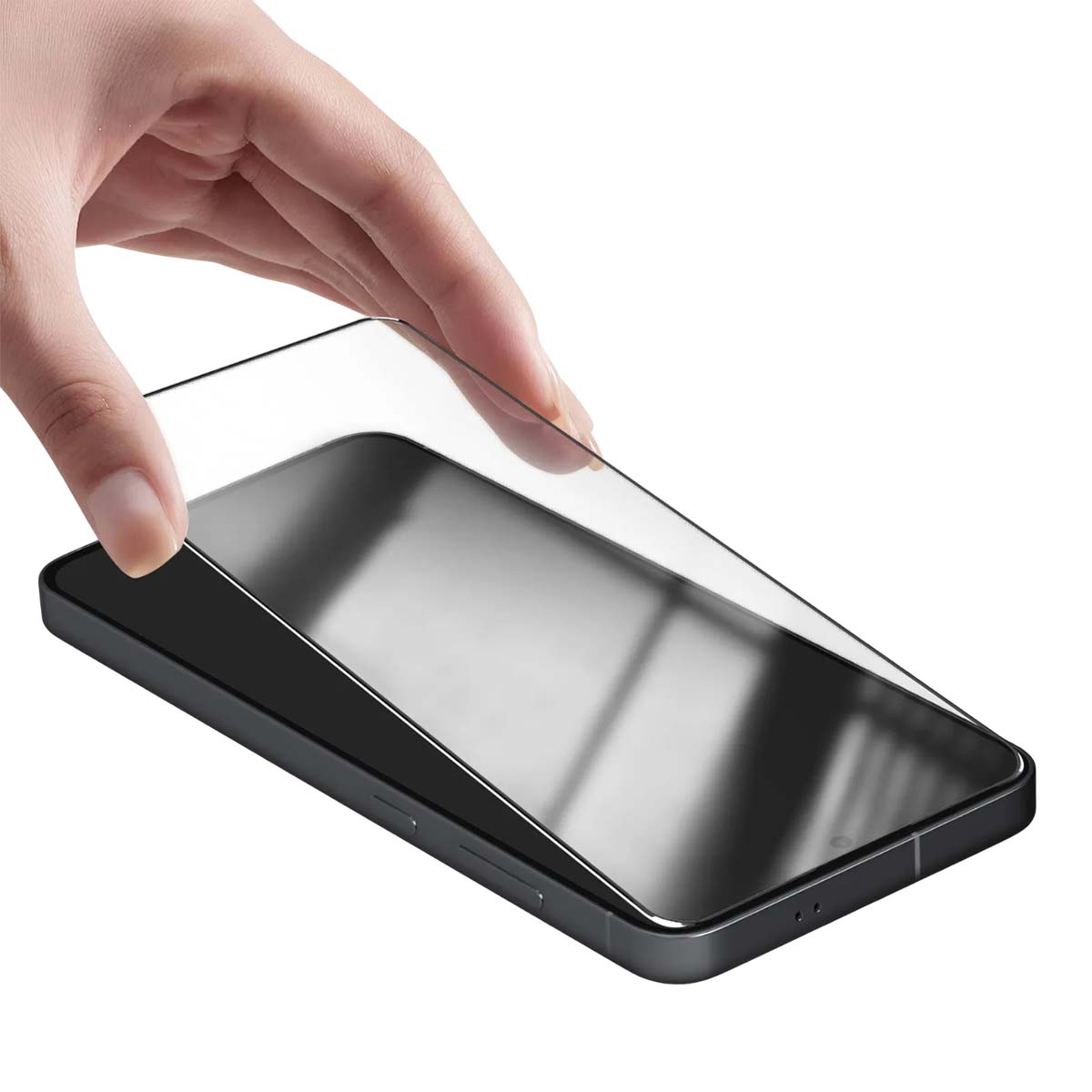 Een hand brengt een screenprotector aan op een donkere smartphone.