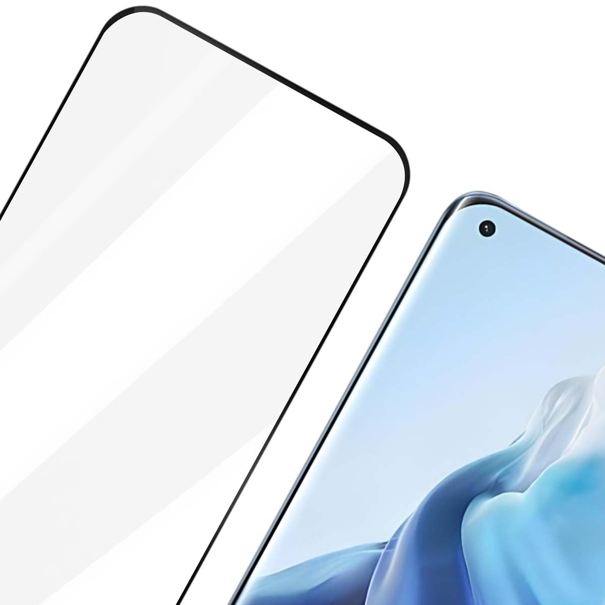 Una protezione schermo trasparente giace accanto a uno smartphone con notch.