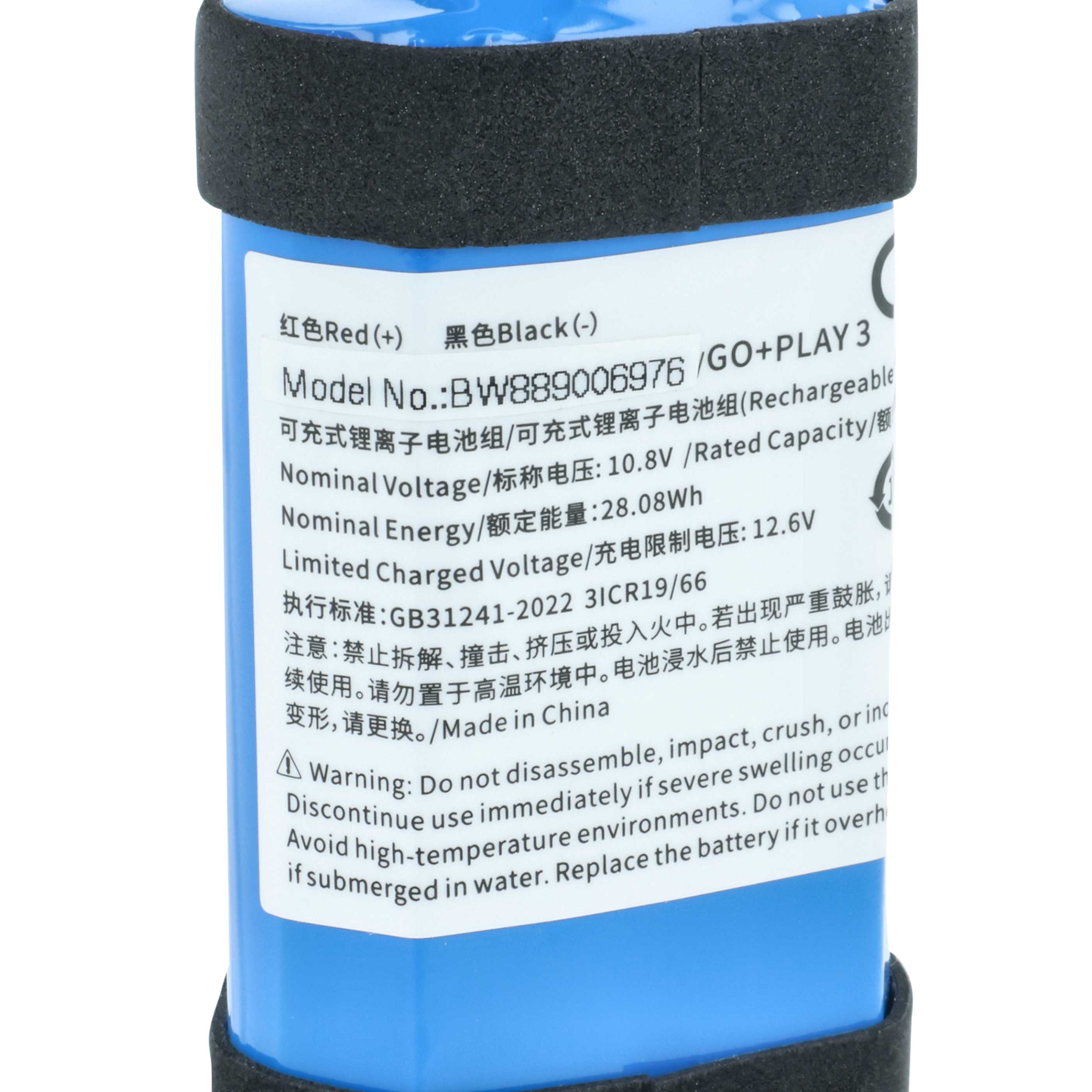 Ein blaues Akkupack mit schwarzen Schaumstoffenden und weißen Etiketten.