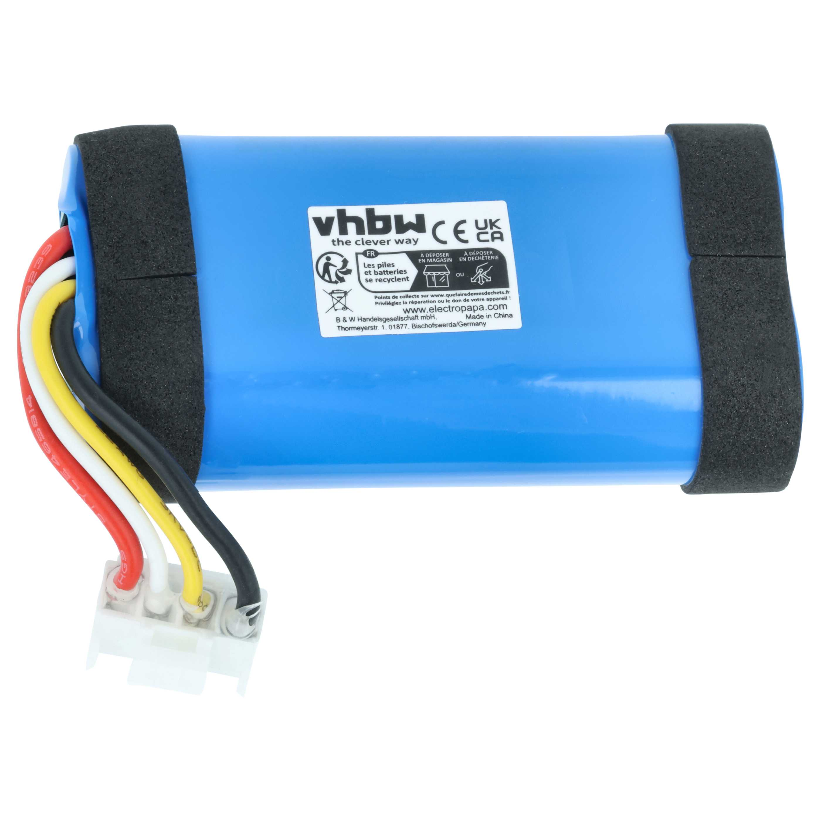 Blaue Batterie mit schwarzem Schaumstoff und Kabeln. Beschriftung auf weißem Etikett.
