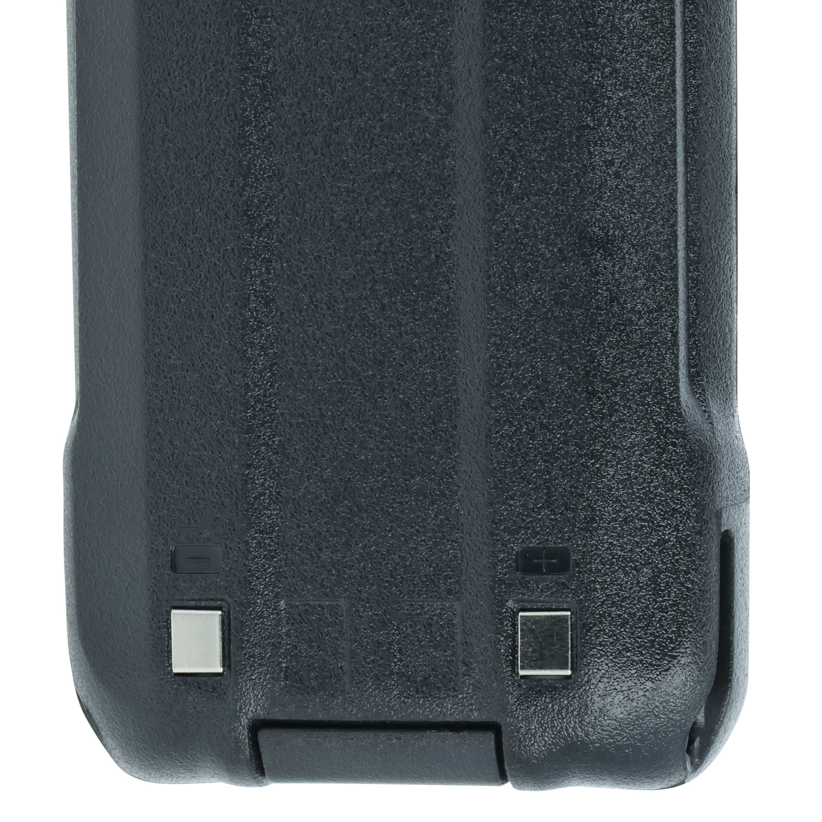 Draufsicht einer schwarzen Batterie mit Metallkontakten und Markierungen.