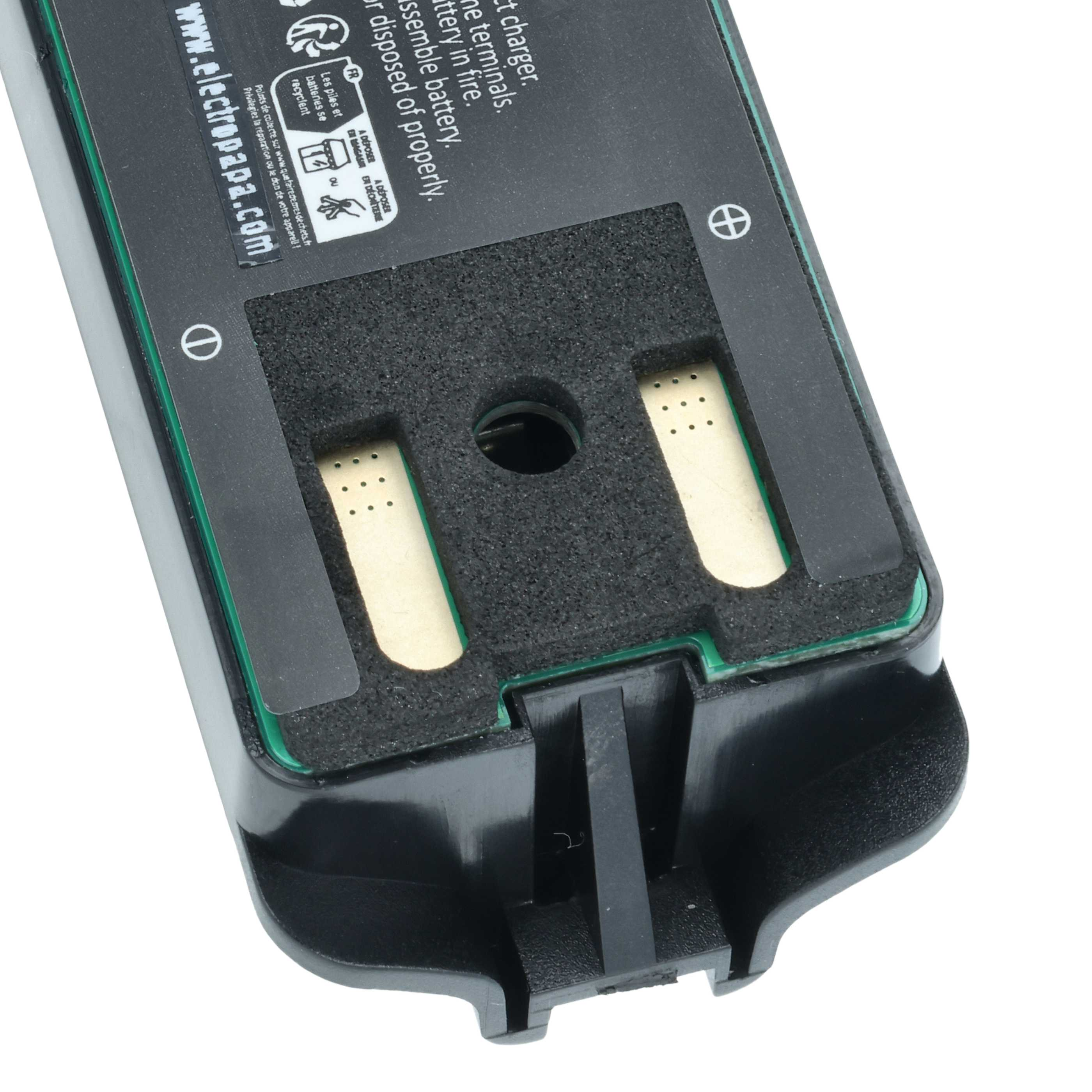 Nahaufnahme einer schwarzen Batterie mit Kontakten und einem schwarzen Schaumstoffeinsatz.