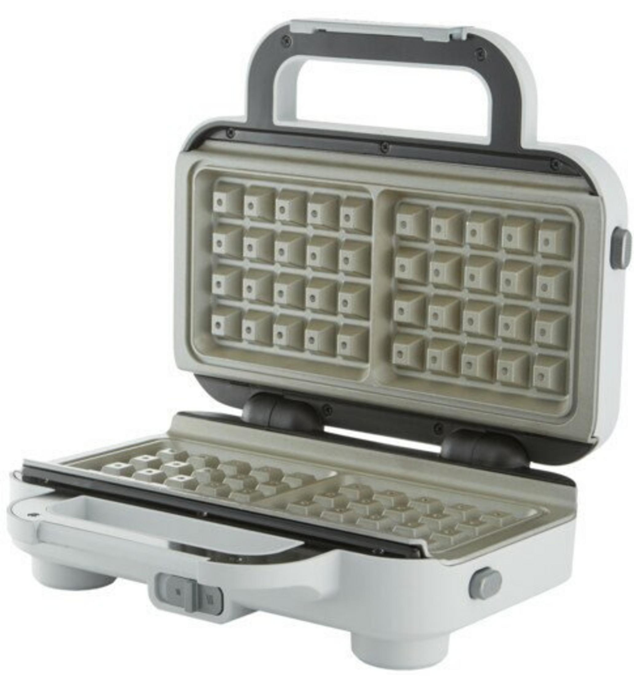 Otwarta biała gofrownica z szarym uchwytem i dwiema nieprzywierającymi płytami.