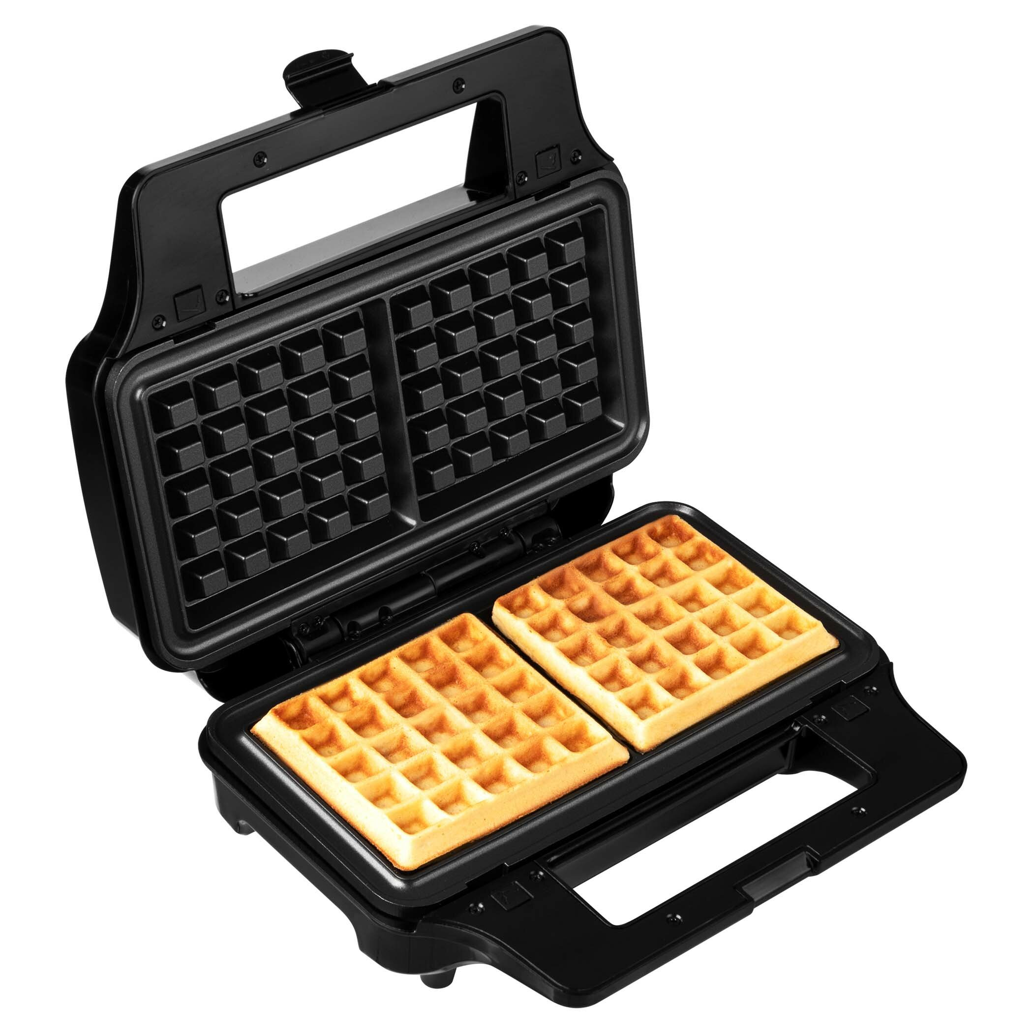 Offener schwarzer Waffelautomat mit zwei goldbraunen Waffeln.