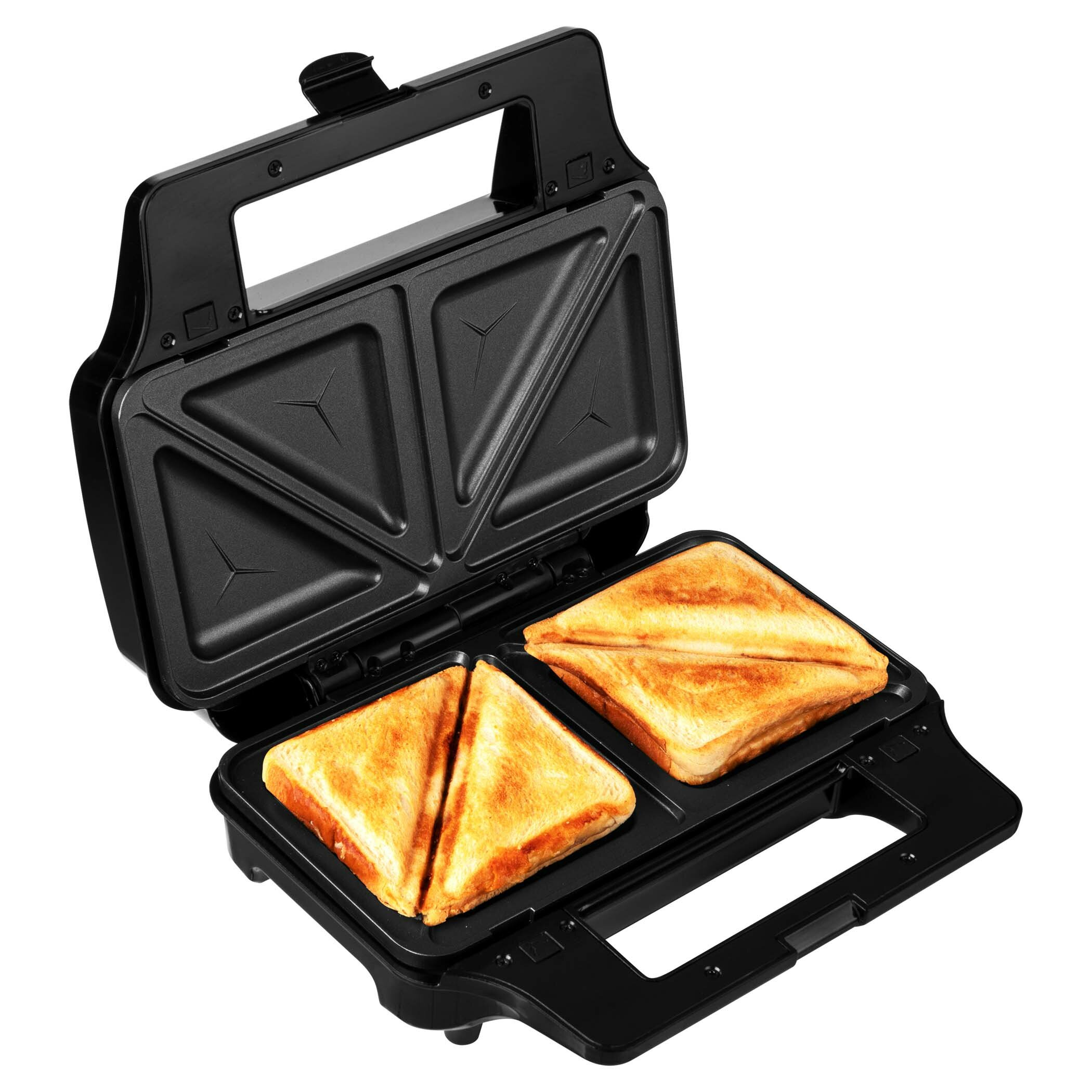 Ein offener Sandwichmaker mit zwei goldbraunen Sandwiches darin.