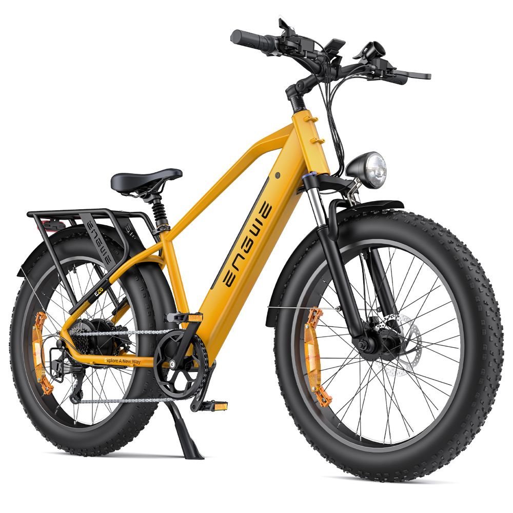 Bicicleta eléctrica amarilla con neumáticos anchos, portaequipajes y faro.