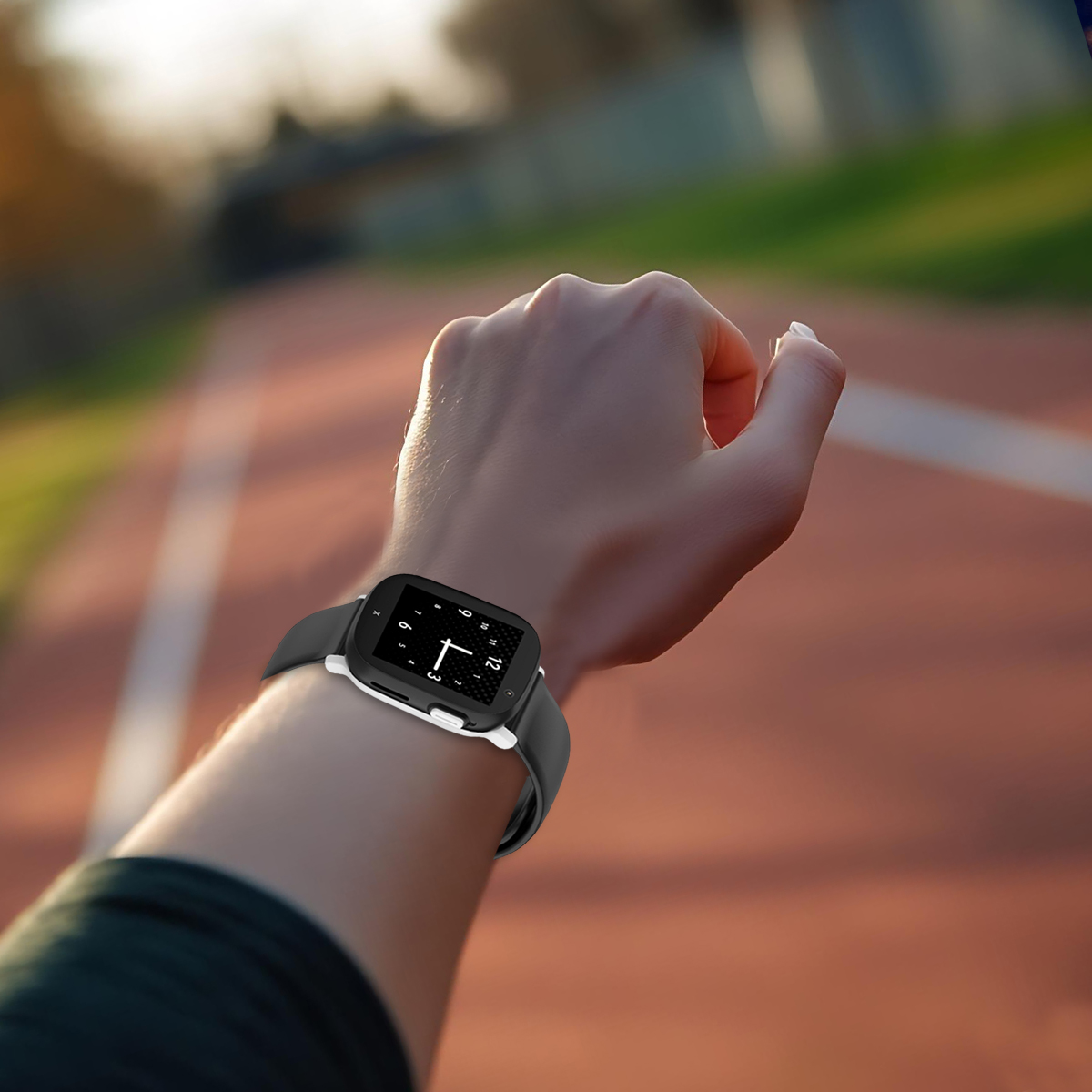 Ramię ze smartwatchem na bieżni o zachodzie słońca. Zegarek pokazuje 11:15.