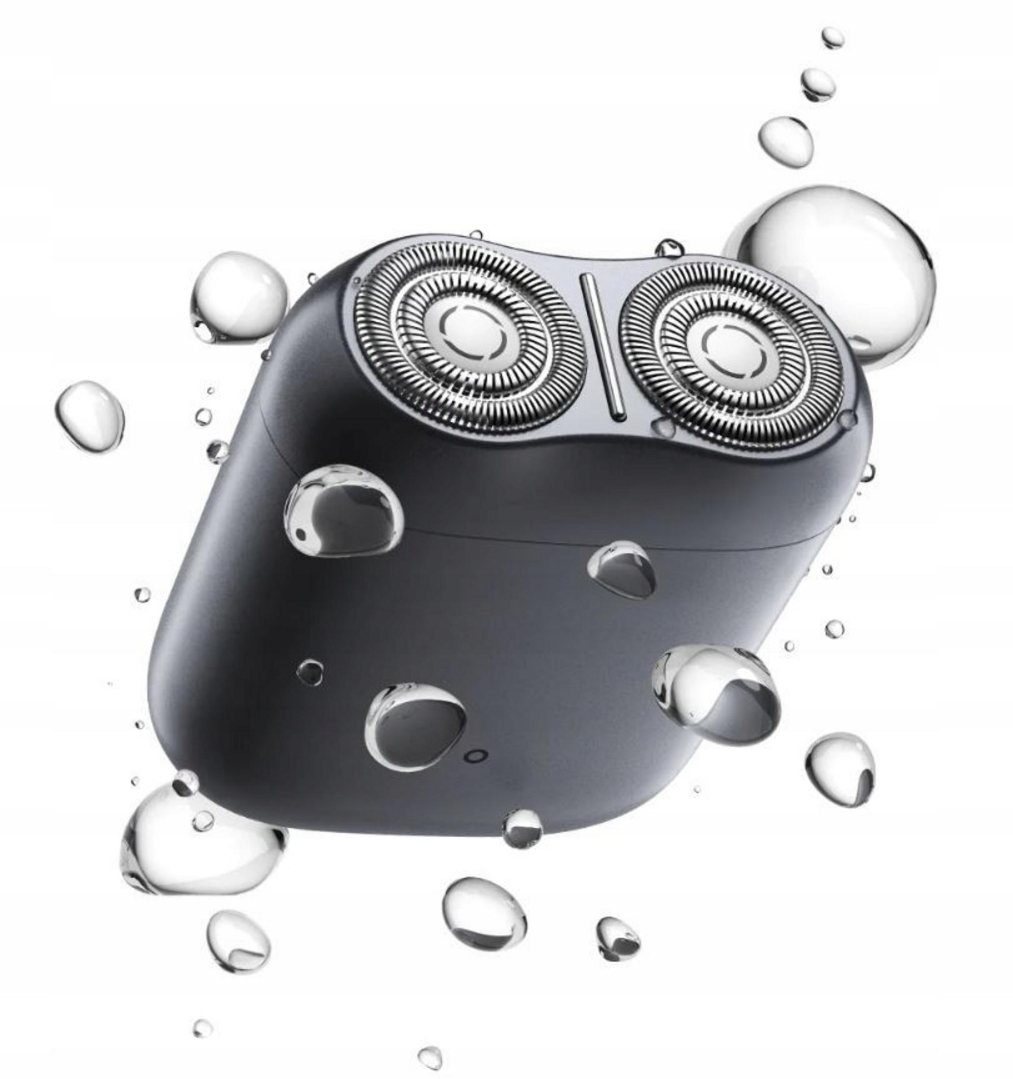 Ciemnoszara maszynka do golenia z dwoma głowicami otoczona kroplami wody.