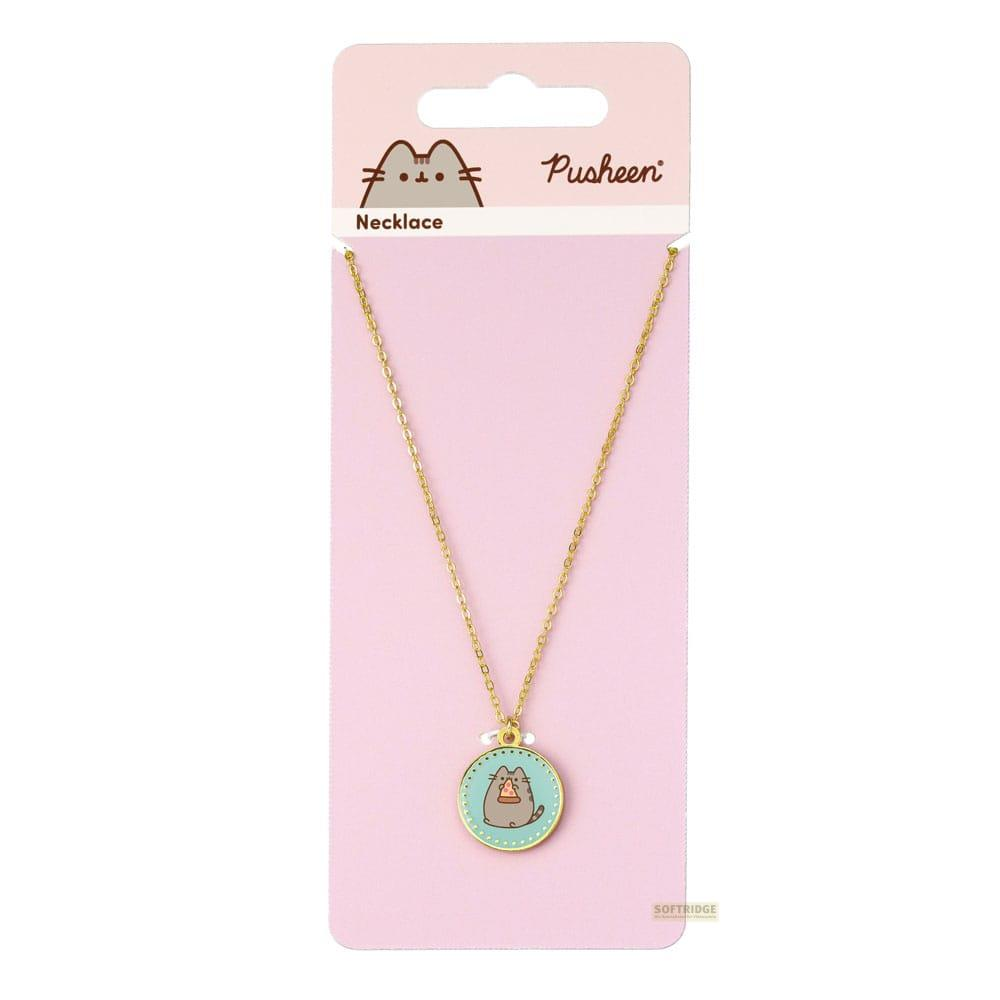 Un collar con un colgante redondo con el personaje Pusheen.