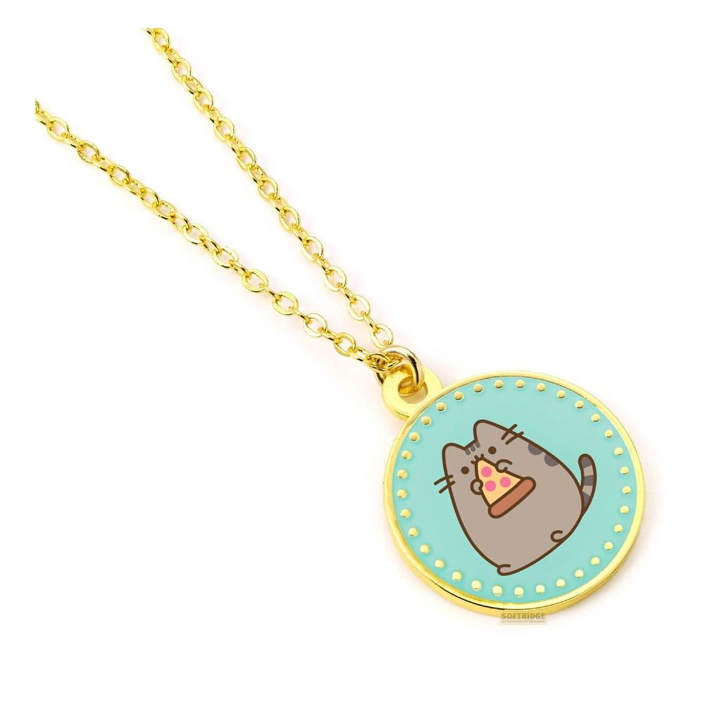Cadena de oro con colgante de gato comiendo pizza sobre fondo azul claro.