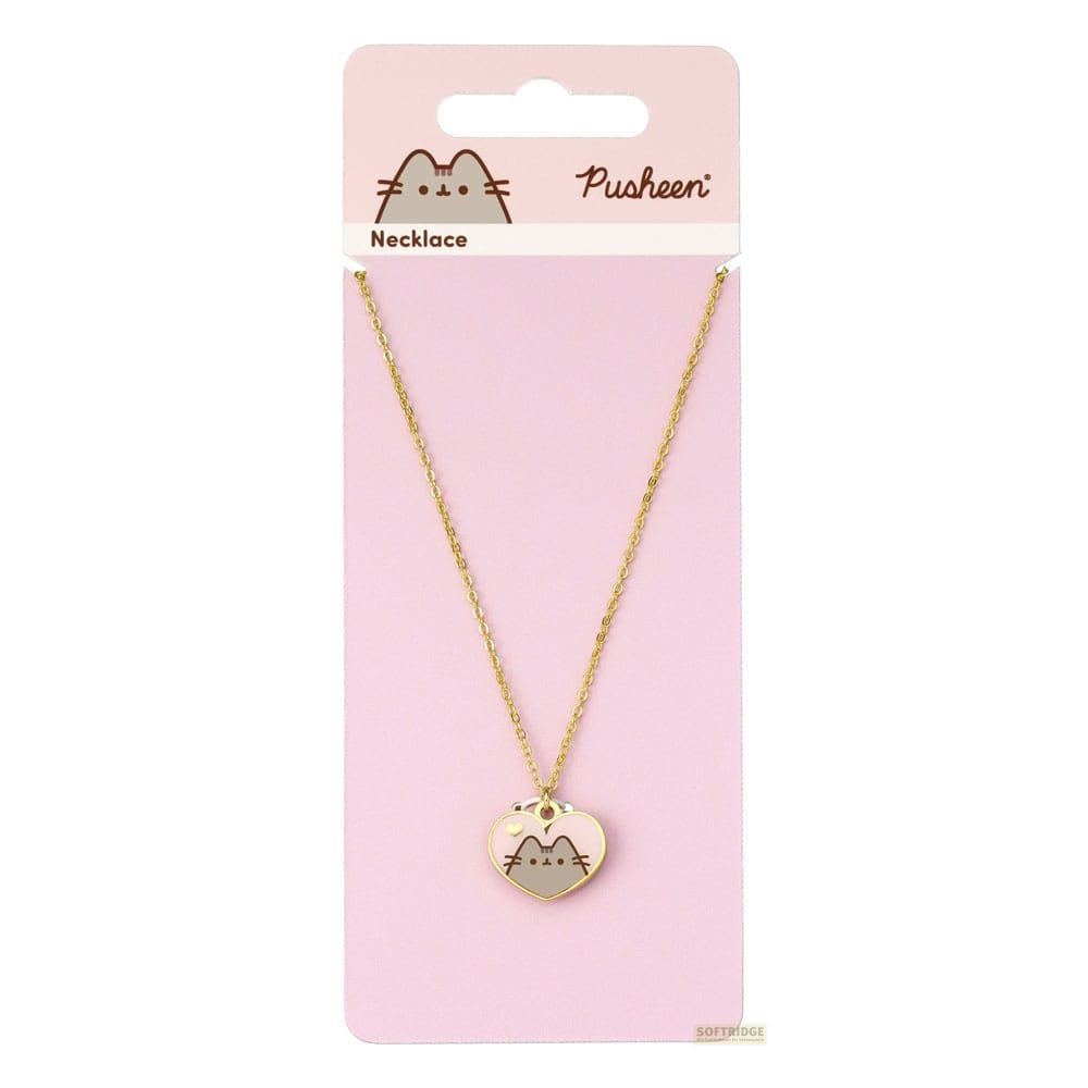 Un collar dorado con un colgante de corazón con Pusheen el gato.