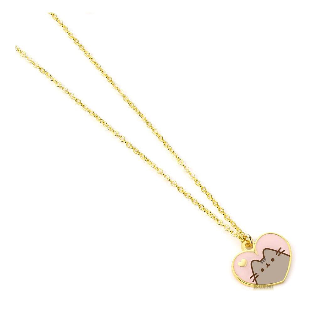 Collar de cadena dorada con colgante de corazón rosa y gato gris.