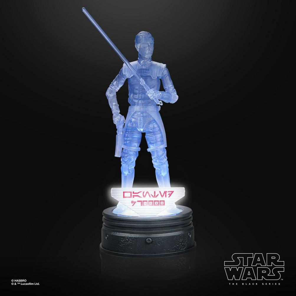 Figura transparente con sable de luz azul sobre base con símbolos.
