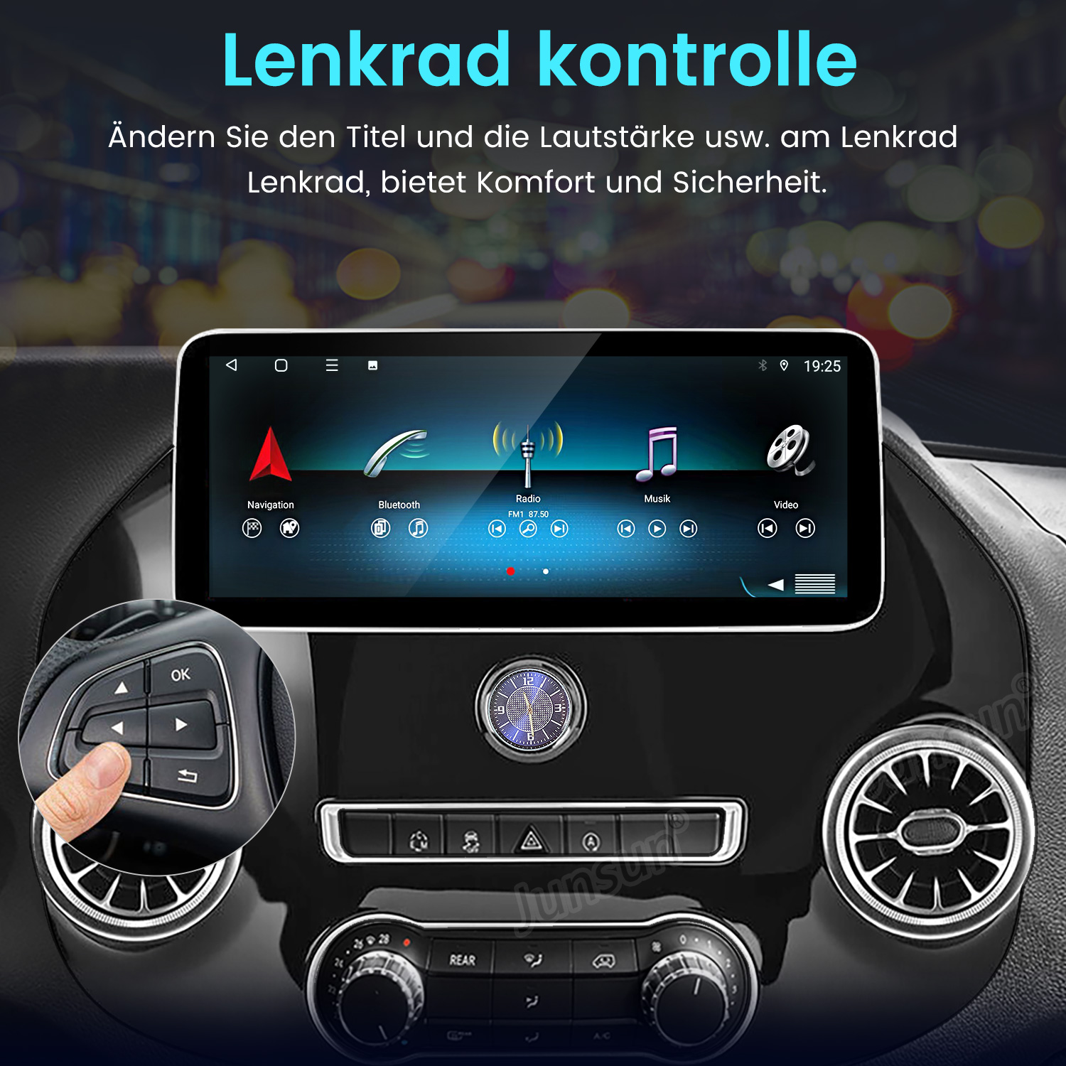 Ein Finger drückt auf die OK-Taste am Lenkrad eines Autos.