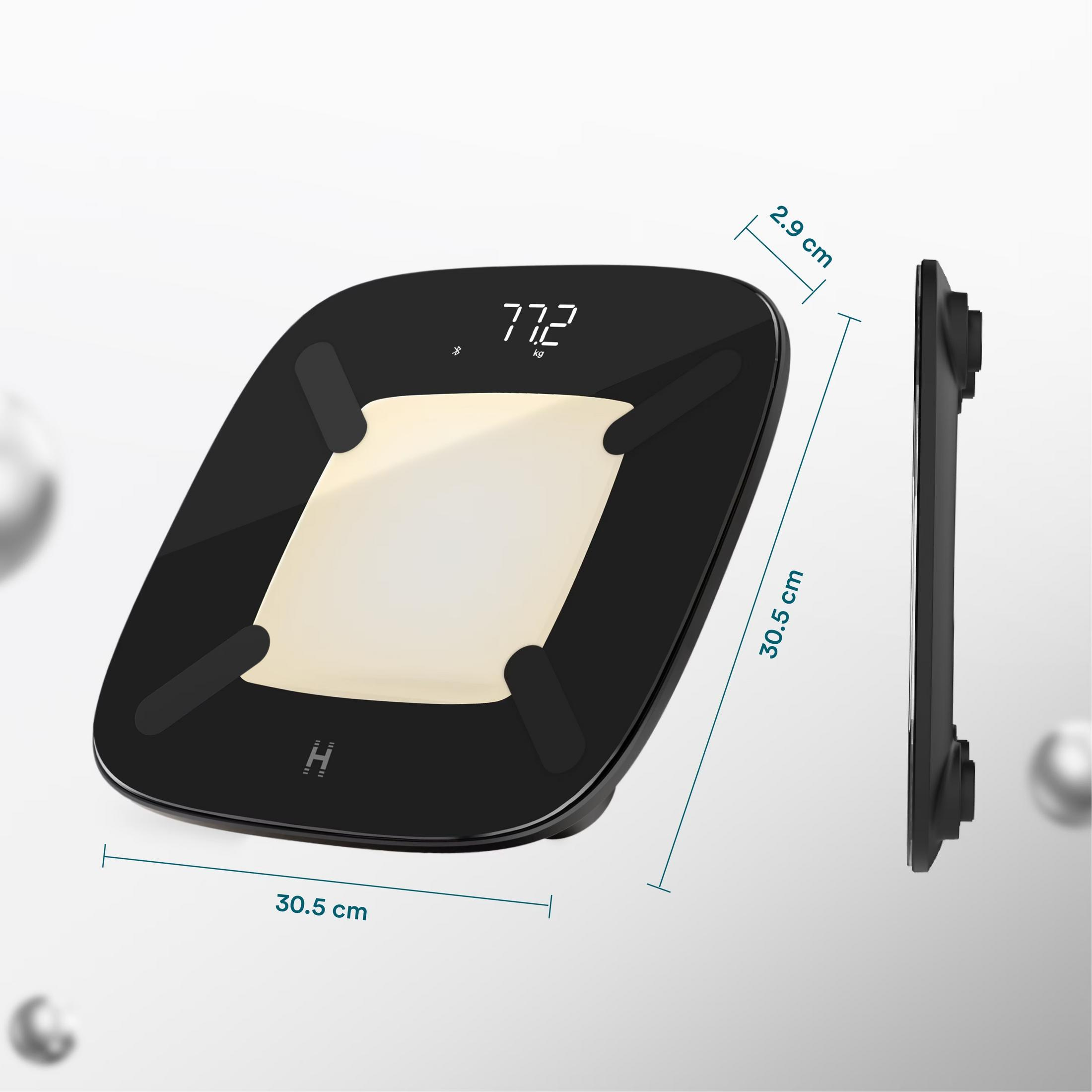 Czarna waga cyfrowa z podświetlanym wyświetlaczem pokazującym 77,2 kg.