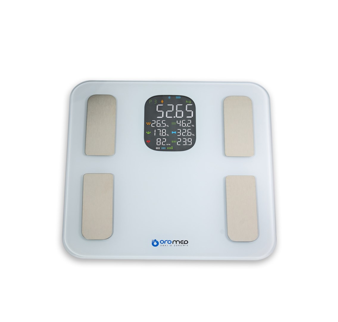Biała waga z analizą składu ciała, która pokazuje wagę, tkankę tłuszczową, masę mięśniową i BMI.