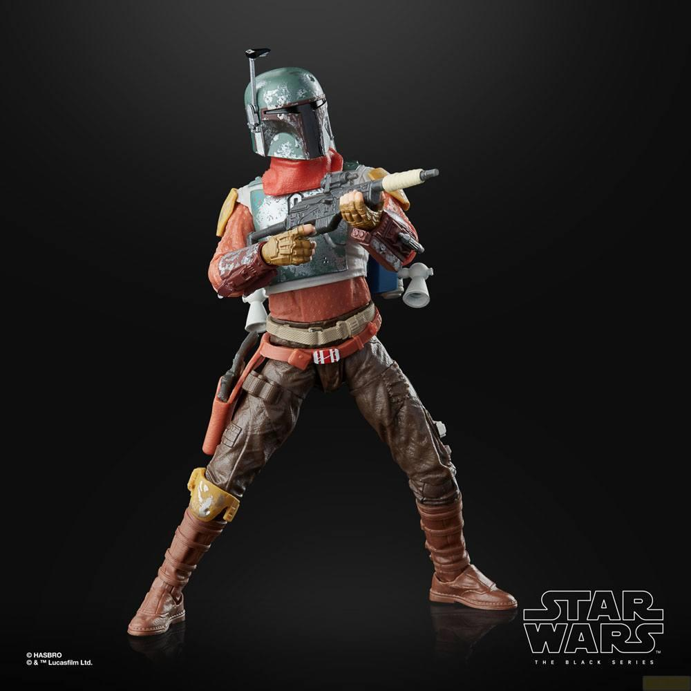 Boba Fett Figur mit Gewehr, trägt braune und rote Kleidung, schwarzer Hintergrund.
