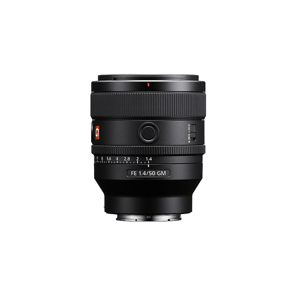 Beyaz arka plan üzerinde siyah Sony FE 1.4/50 GM lens.